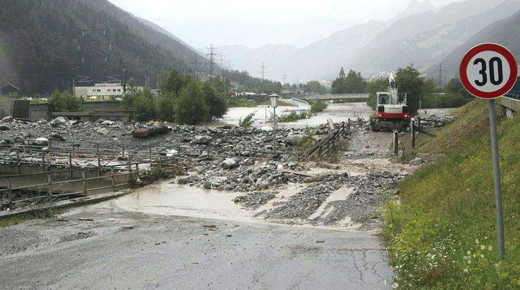 Angeschwemmtes Geröll blockiert eine Straße im Tiroler Oberland. Angeschwemmtes Geröll blockiert eine Straße im Tiroler Oberland.
