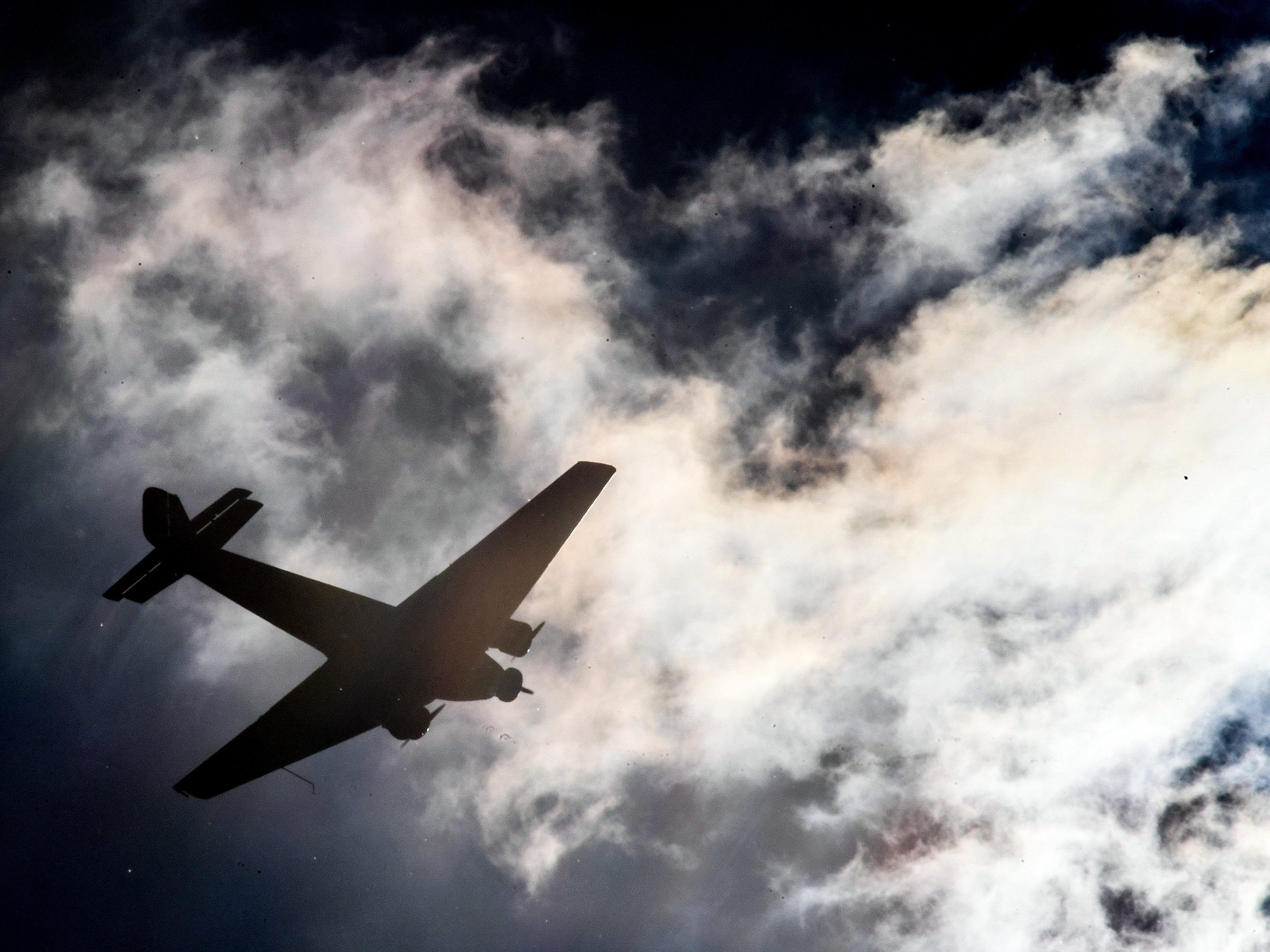 Beim Absturz eine Ju-52, besser bekannt als "Tante Ju", in der Schweiz kamen vermutlich bis zu 20 Menschen ums Leben. Beim Absturz eine Ju-52, besser bekannt als "Tante Ju", in der Schweiz kamen vermutlich bis zu 20 Menschen ums Leben.