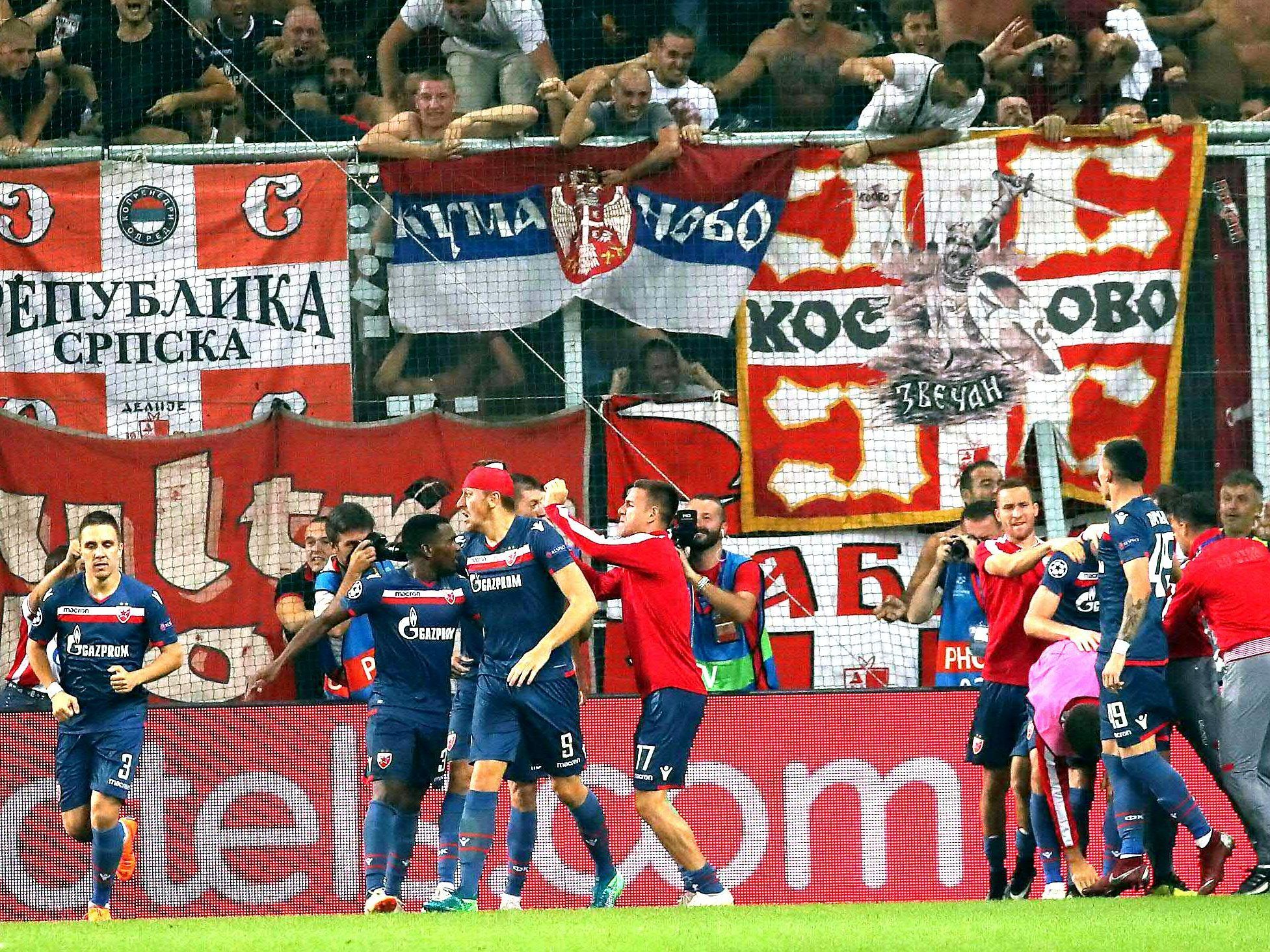 Am Ende eines verrückten Fußball-Abends jubelte Roter Stern Belgrad über die CL-Qualifikation. Am Ende eines verrückten Fußball-Abends jubelte Roter Stern Belgrad über die CL-Qualifikation.
