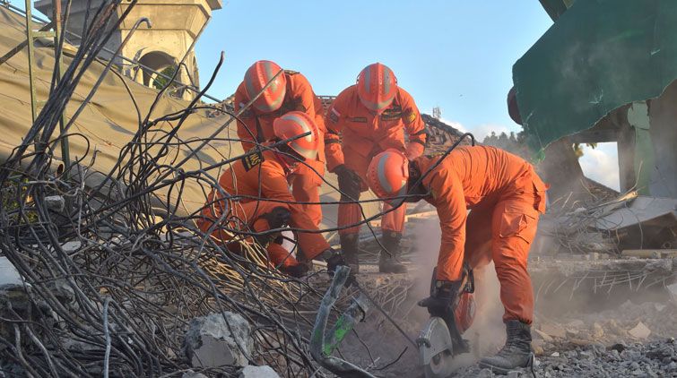 Rettungskräfte suchen in den Trümmern der Moschee nach Überlebenden. Rettungskräfte suchen in den Trümmern der Moschee nach Überlebenden.