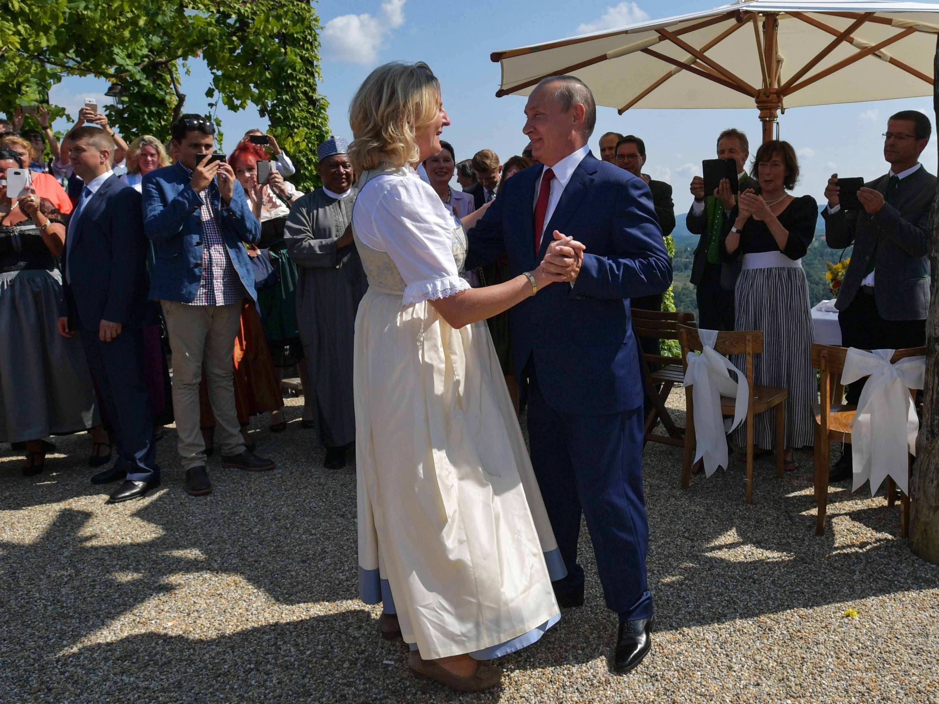 Außenministerin Karin Kneissl verteidigt die Einladung des russischen Präsidenten Putin zu ihrer Hochzeit. Außenministerin Karin Kneissl verteidigt die Einladung des russischen Präsidenten Putin zu ihrer Hochzeit.