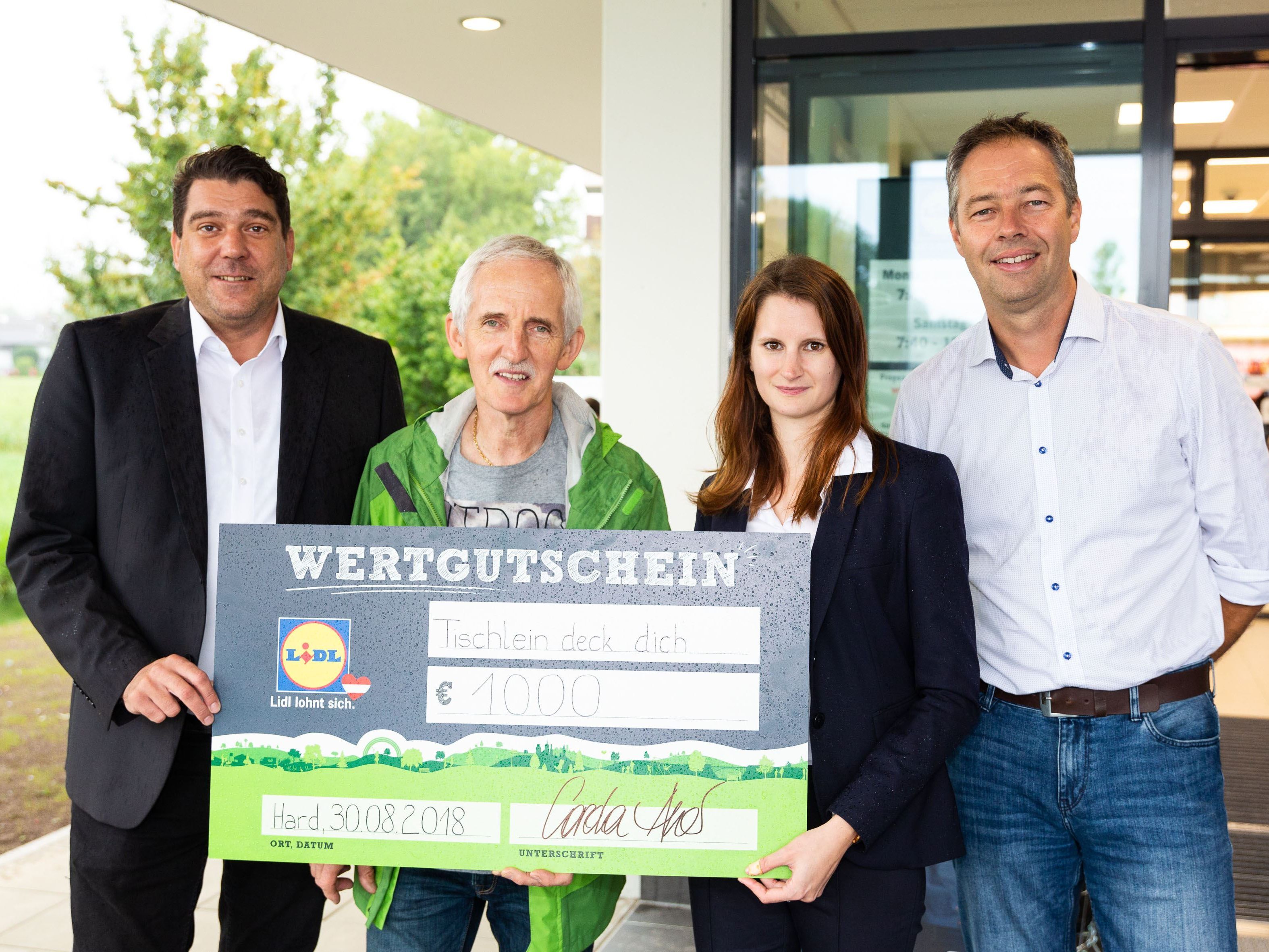 v.l.: Harald Köhlmeier (Bürgermeister Hard), Elmar Stüttler (Obmann „Tischlein deck dich“), Carola Auer (Verkaufsleiterin Lidl Österreich), Markus Bundt (Bereichsleiter Immobilien Lidl Österreich). v.l.: Harald Köhlmeier (Bürgermeister Hard), Elmar Stüttler (Obmann „Tischlein deck dich“), Carola Auer (Verkaufsleiterin Lidl Österreich), Markus Bundt (Bereichsleiter Immobilien Lidl Österreich).