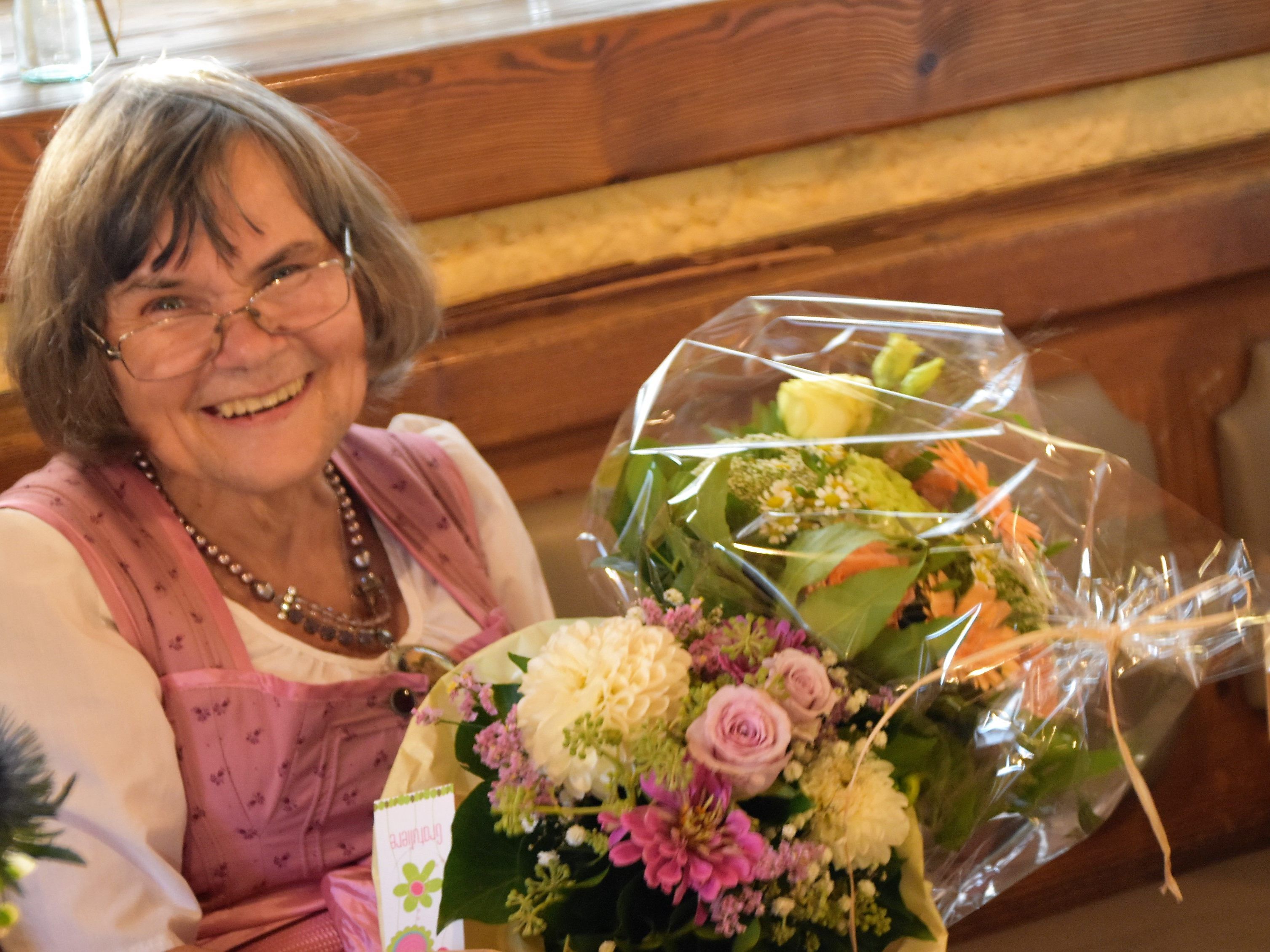 Künstlerin Helga Nagel freute sich über die Blumen Künstlerin Helga Nagel freute sich über die Blumen