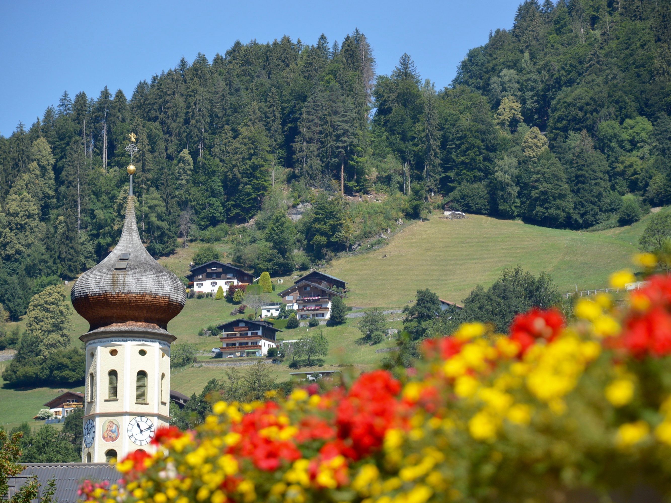 Blick vom Löwen Hotel Montafon zur Pfarrkirche Schruns