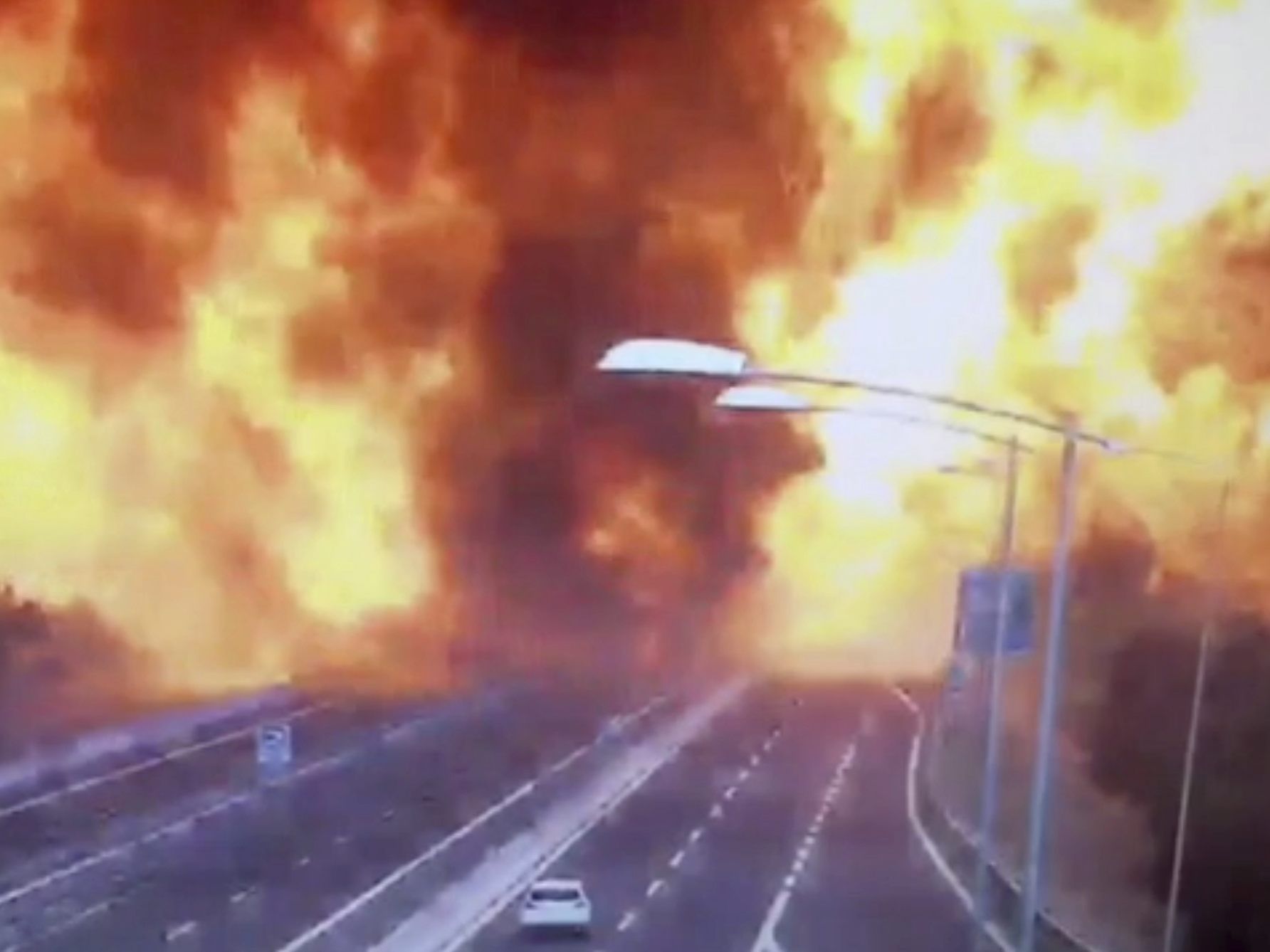 Mega-Explosion auf der Autobahn.