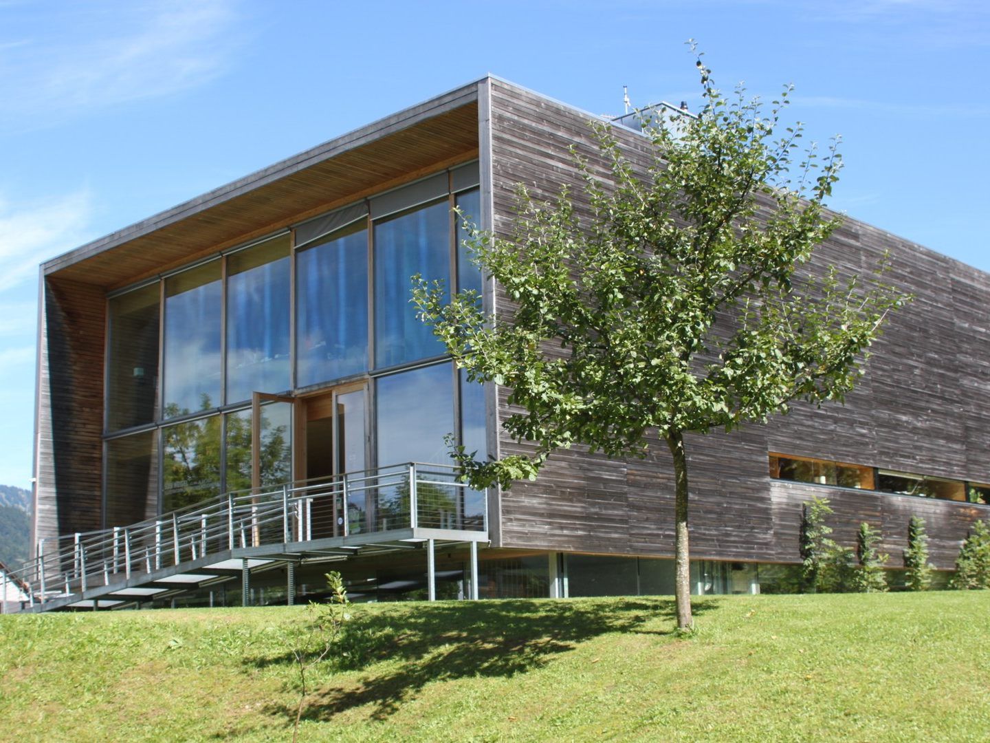 In preisgekrönter Holzarchitektur wurde Raum für kulturelle Begegnung geschaffen In preisgekrönter Holzarchitektur wurde Raum für kulturelle Begegnung geschaffen