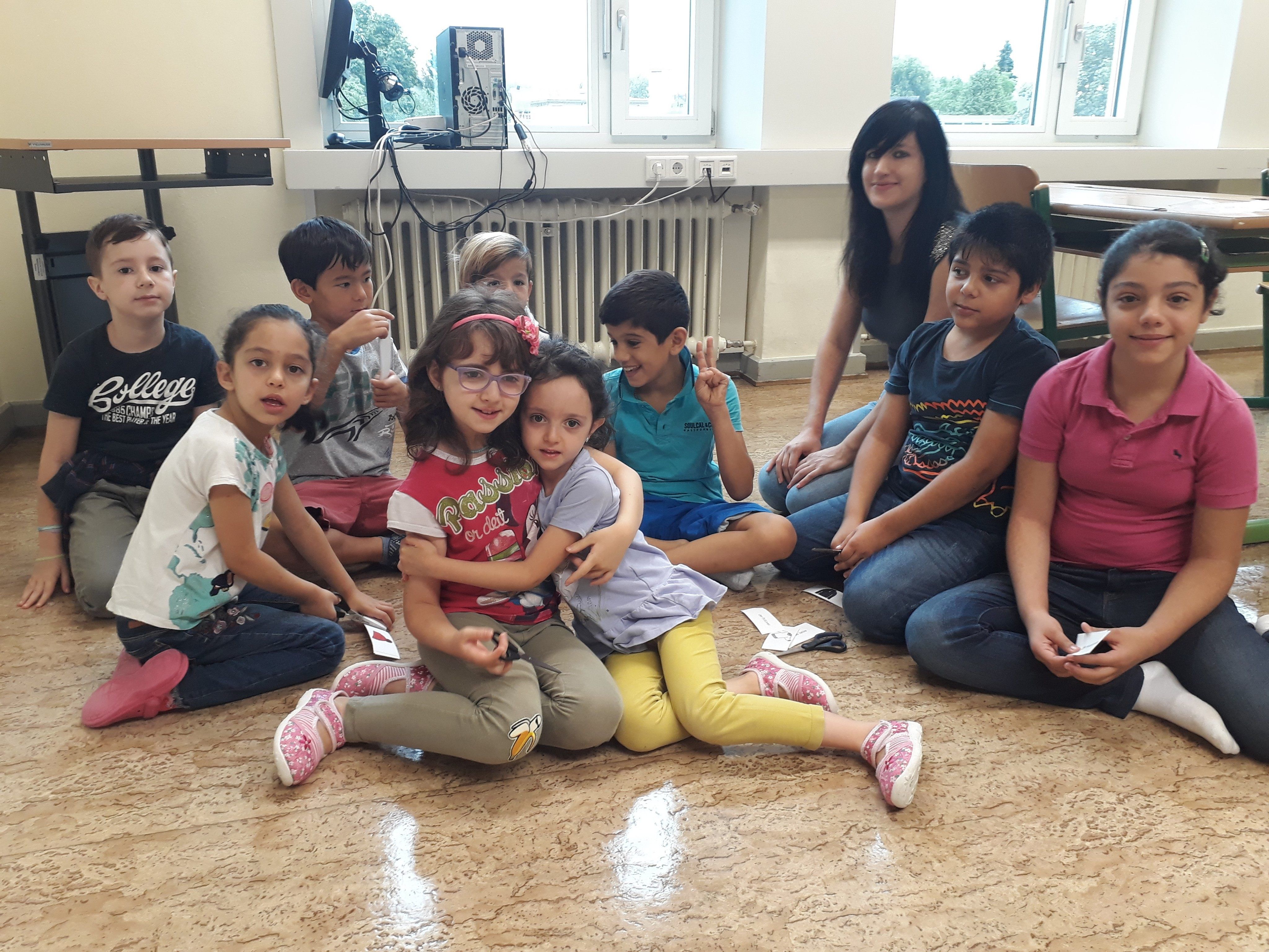 Die Kinder beim Wortschatz-Training mit Lehrerin Julia Schlattinger. Die Kinder beim Wortschatz-Training mit Lehrerin Julia Schlattinger.