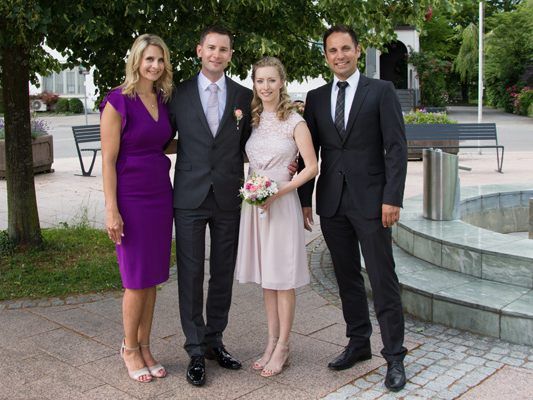 Das frisch vermählte Paar Julia und Daniel mit den Trauzeugen.