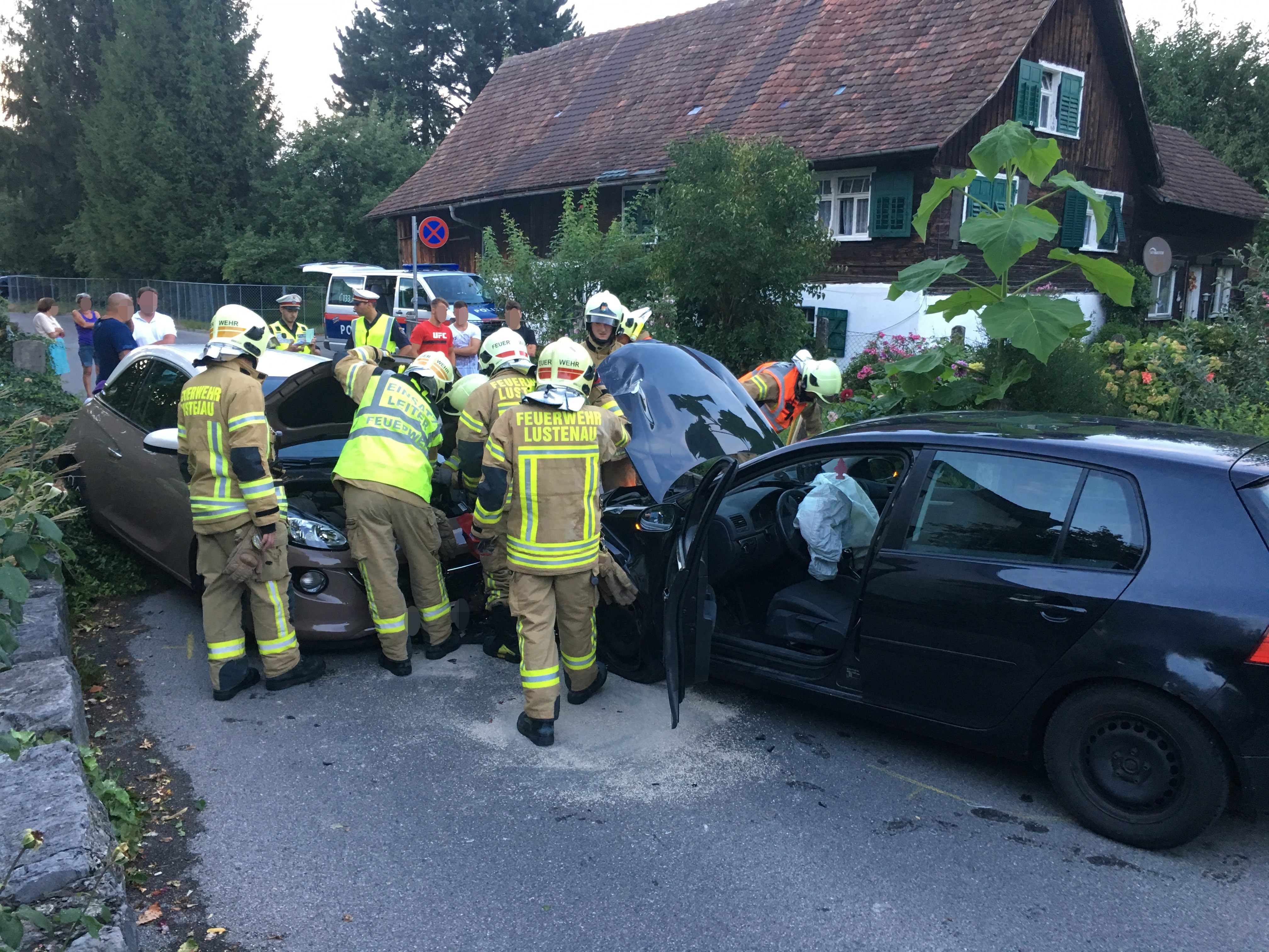 Frau bei Unfall verletzt.