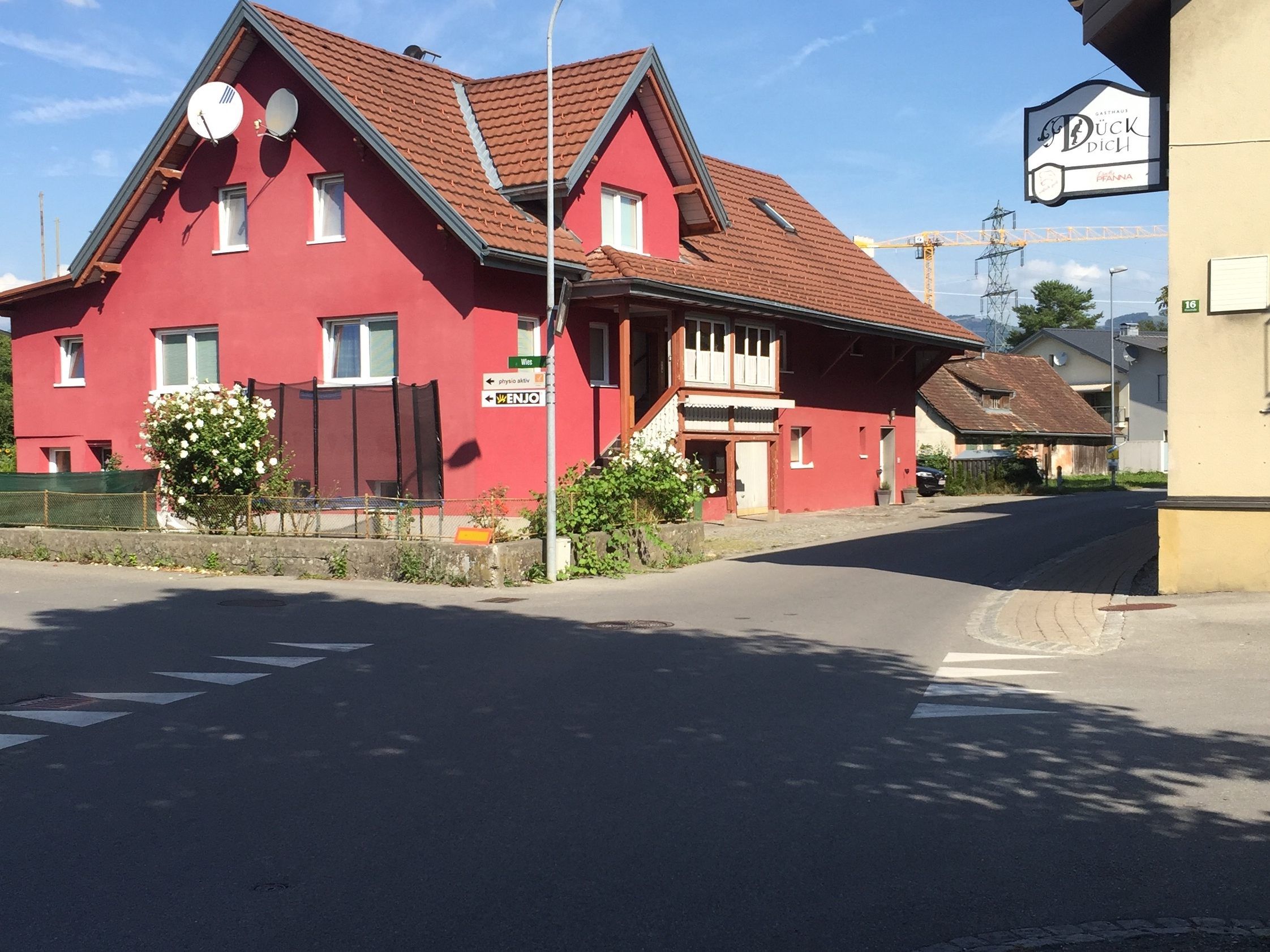 Neben Geschwindigkeitsbegrenzungen sollen weitere Maßnahmen den Verkehr in Mäder sicherer machen. So ist etwa auch eine Querungshilfe an der Kreuzung Rheinstraße/Wies/Starkenfeld geplant.