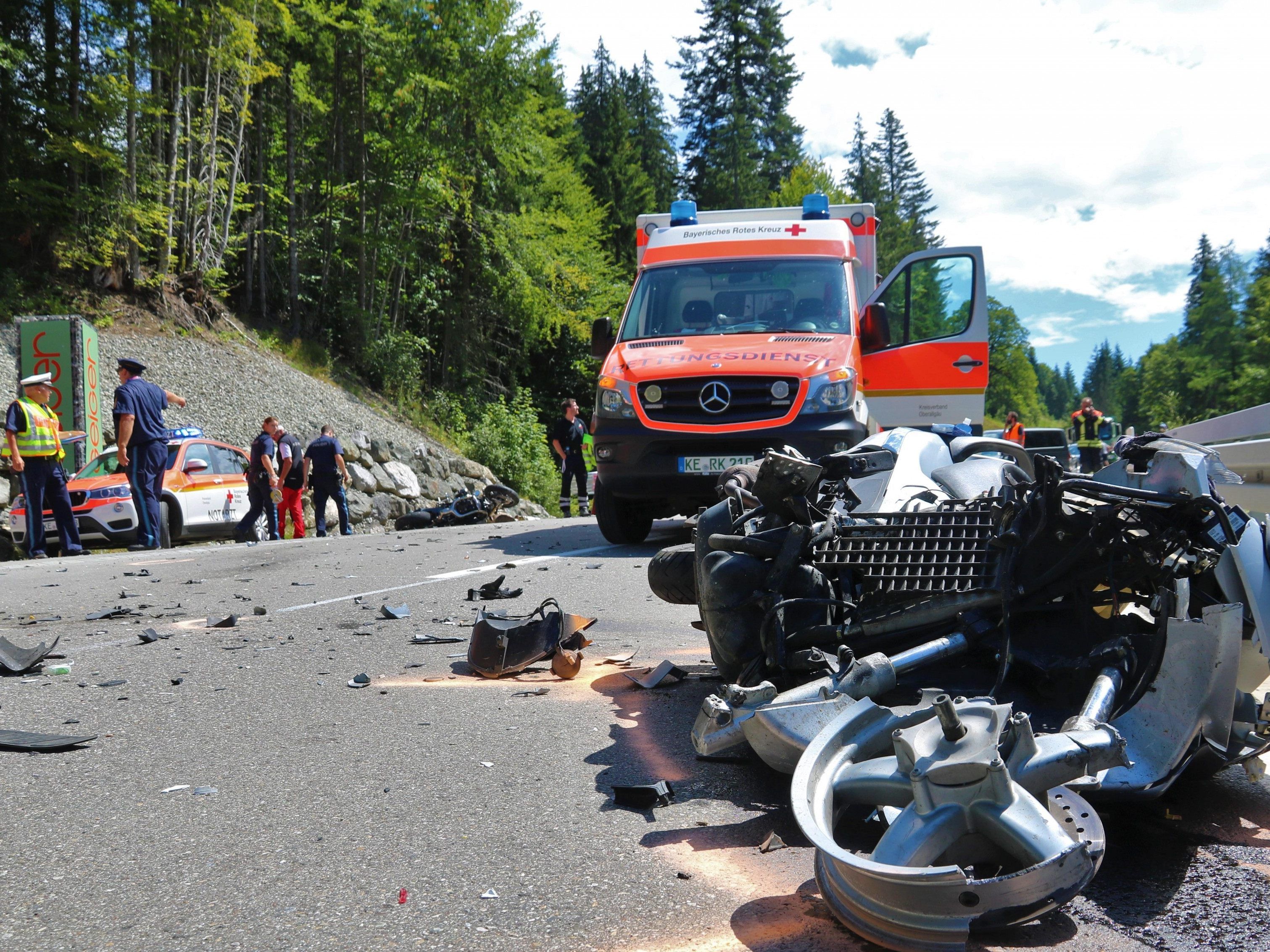 Bei einem Motorradunfall auf dem Riedbergpass wurde ein Fahrer lebensgefährlich und ein Fahrer schwer verletzt.