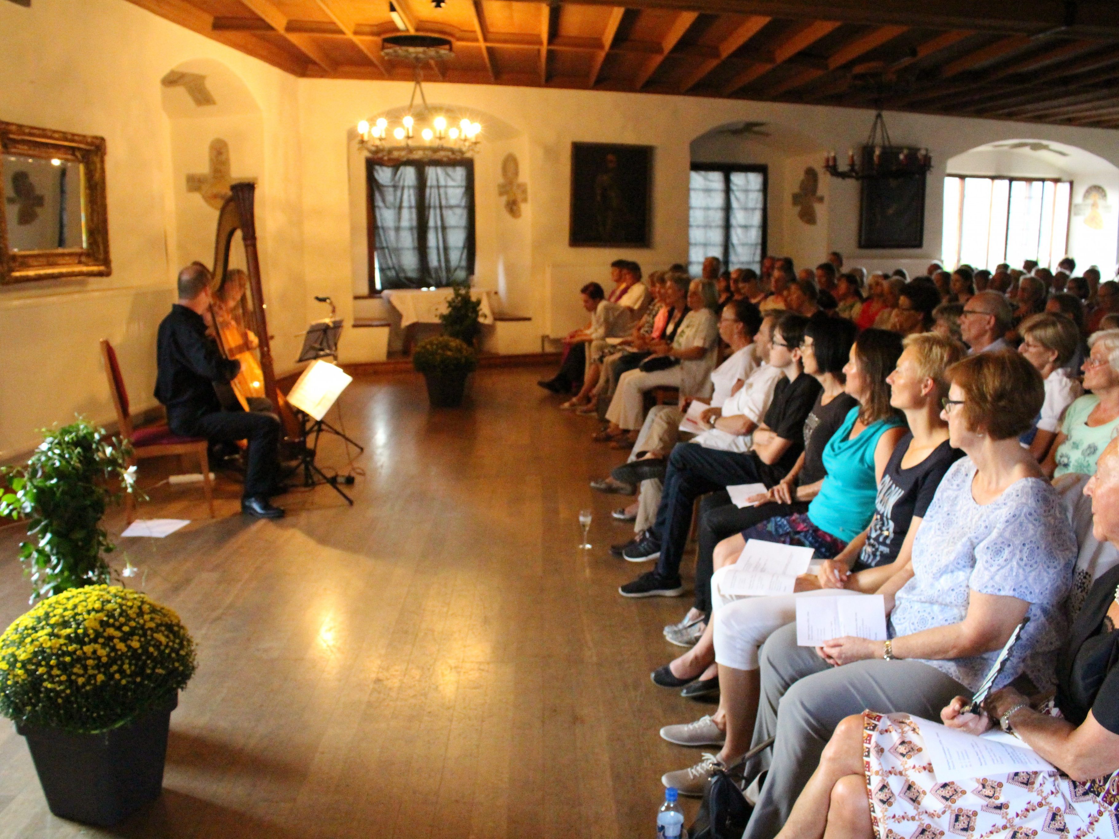 Virtuoses Schattenburgkonzert mit Gitarre und Harfe.