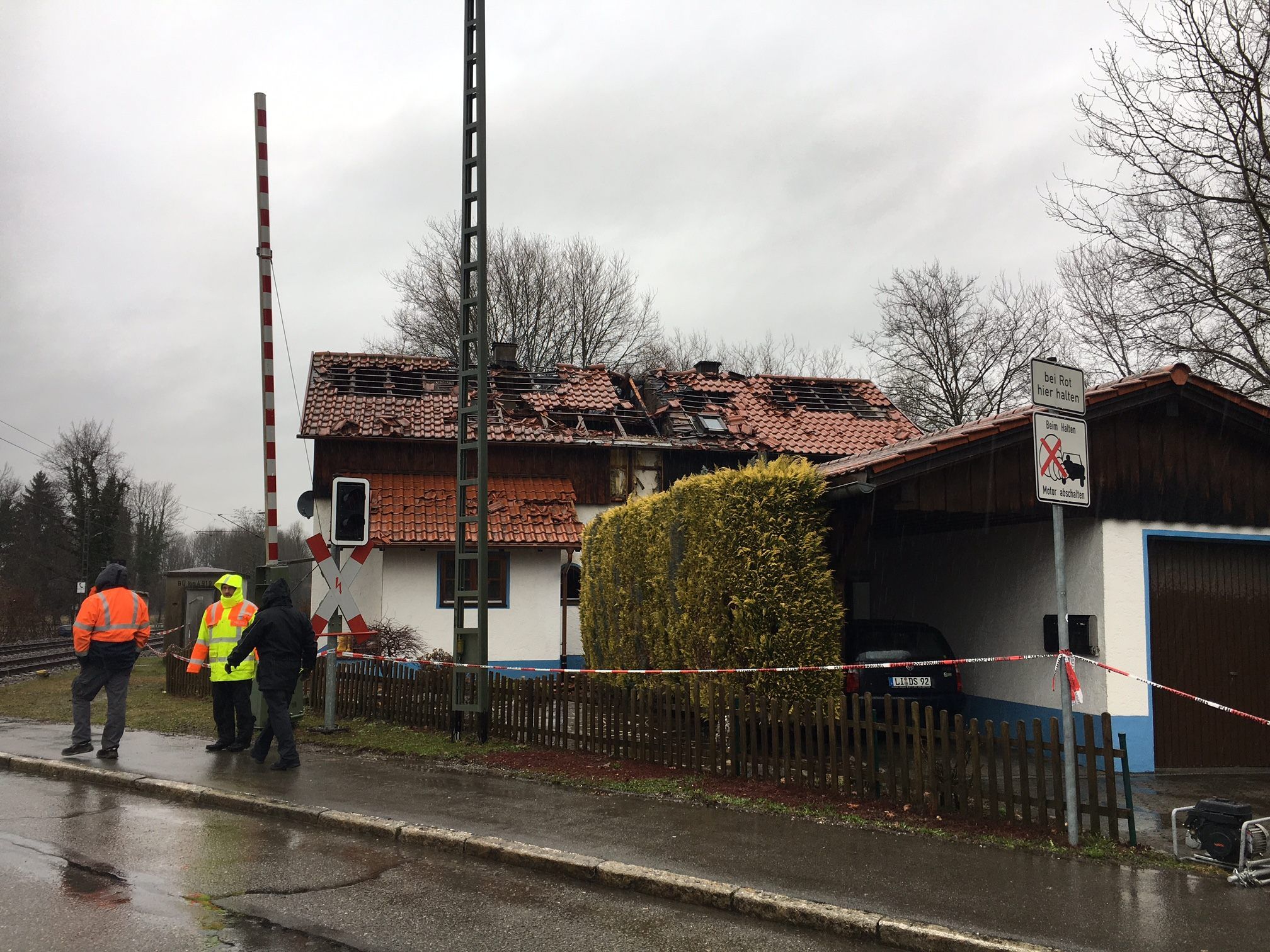 Der Einbrecher soll erst den Besitzer des Hauses getötet und dann das Haus angezündet haben.