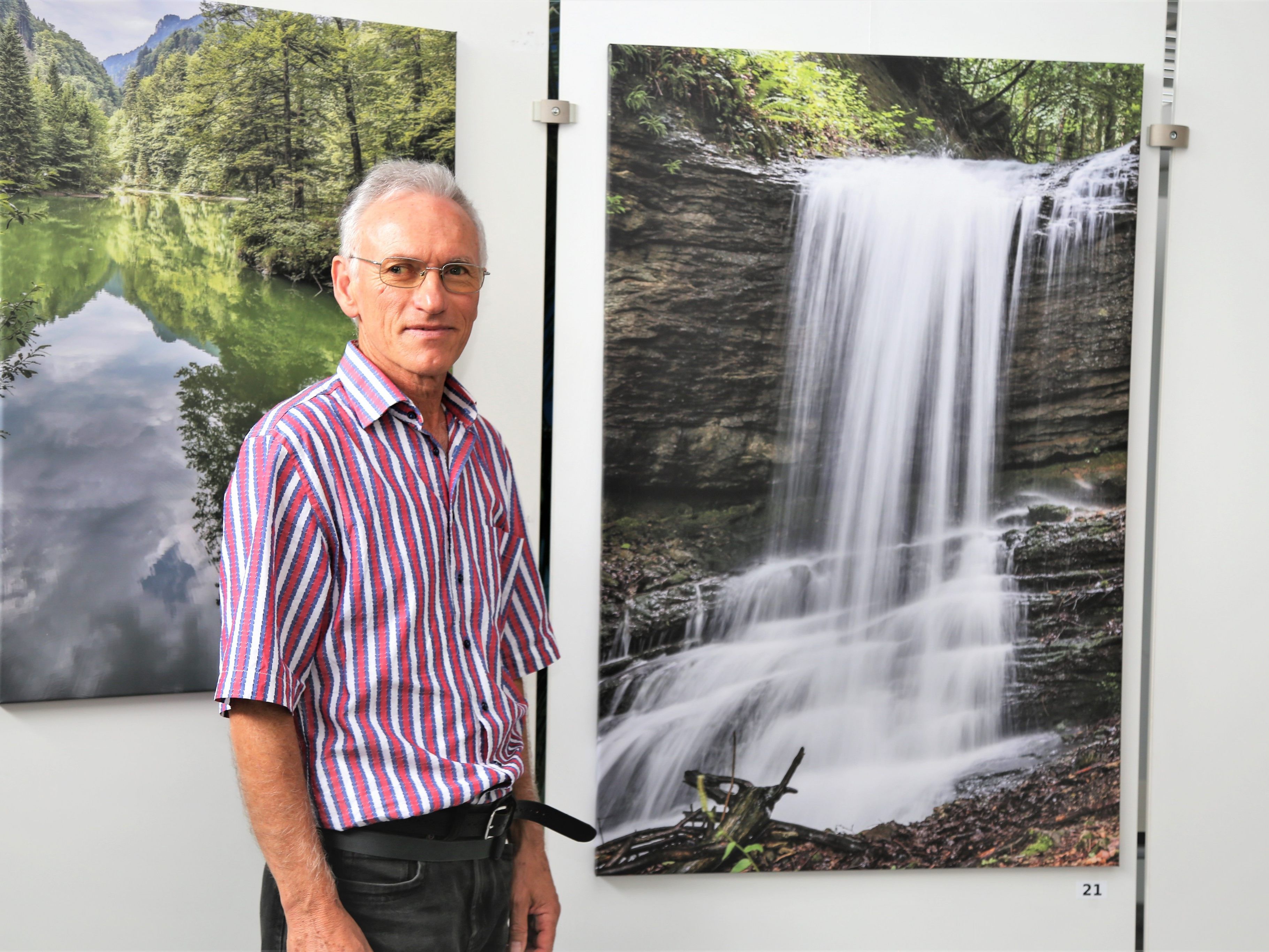 Siegfried Lindner freut sich, im LKH-Foyer 26 seiner aktuellen Werke auszustellen. Auf Leinwand werden große Naturaufnahmen „Vom Bodensee zu den Alpen“ gezeigt.