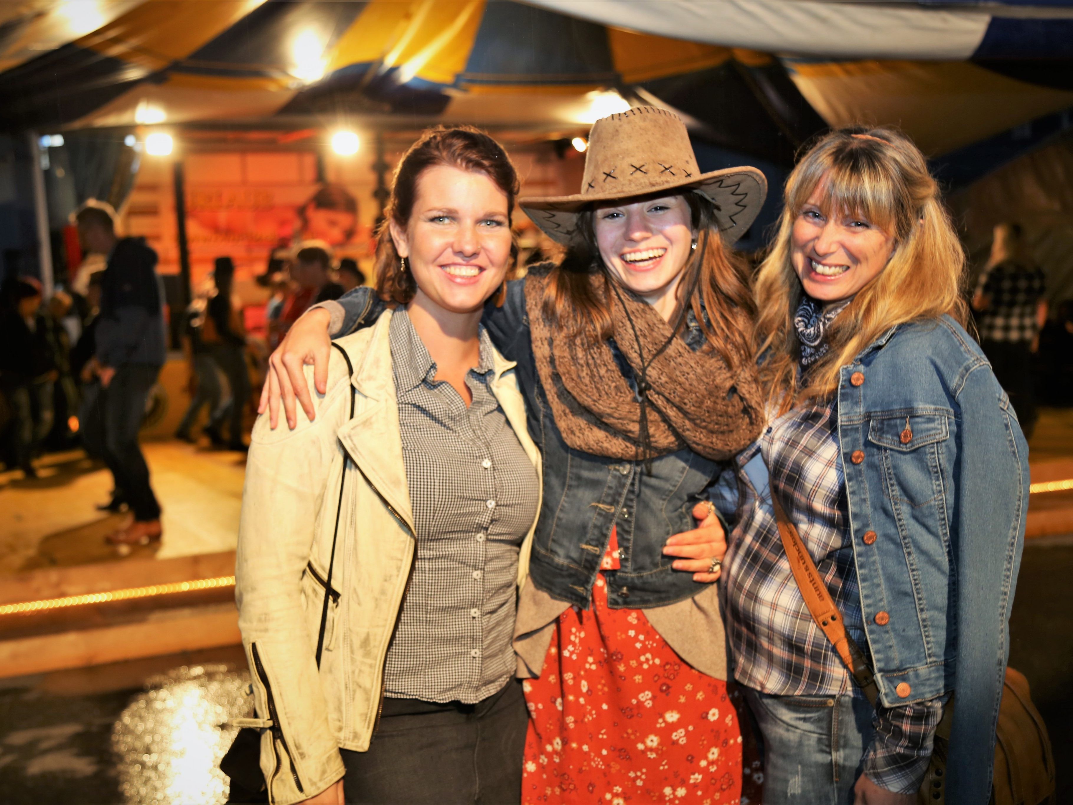 Bejubelt und beklatscht wurde Tanzlöwin Fabienne (M.). Sie war mit Samantha (l.) und Margit der Einladung zum Fest gefolgt. Bejubelt und beklatscht wurde Tanzlöwin Fabienne (M.). Sie war mit Samantha (l.) und Margit der Einladung zum Fest gefolgt.