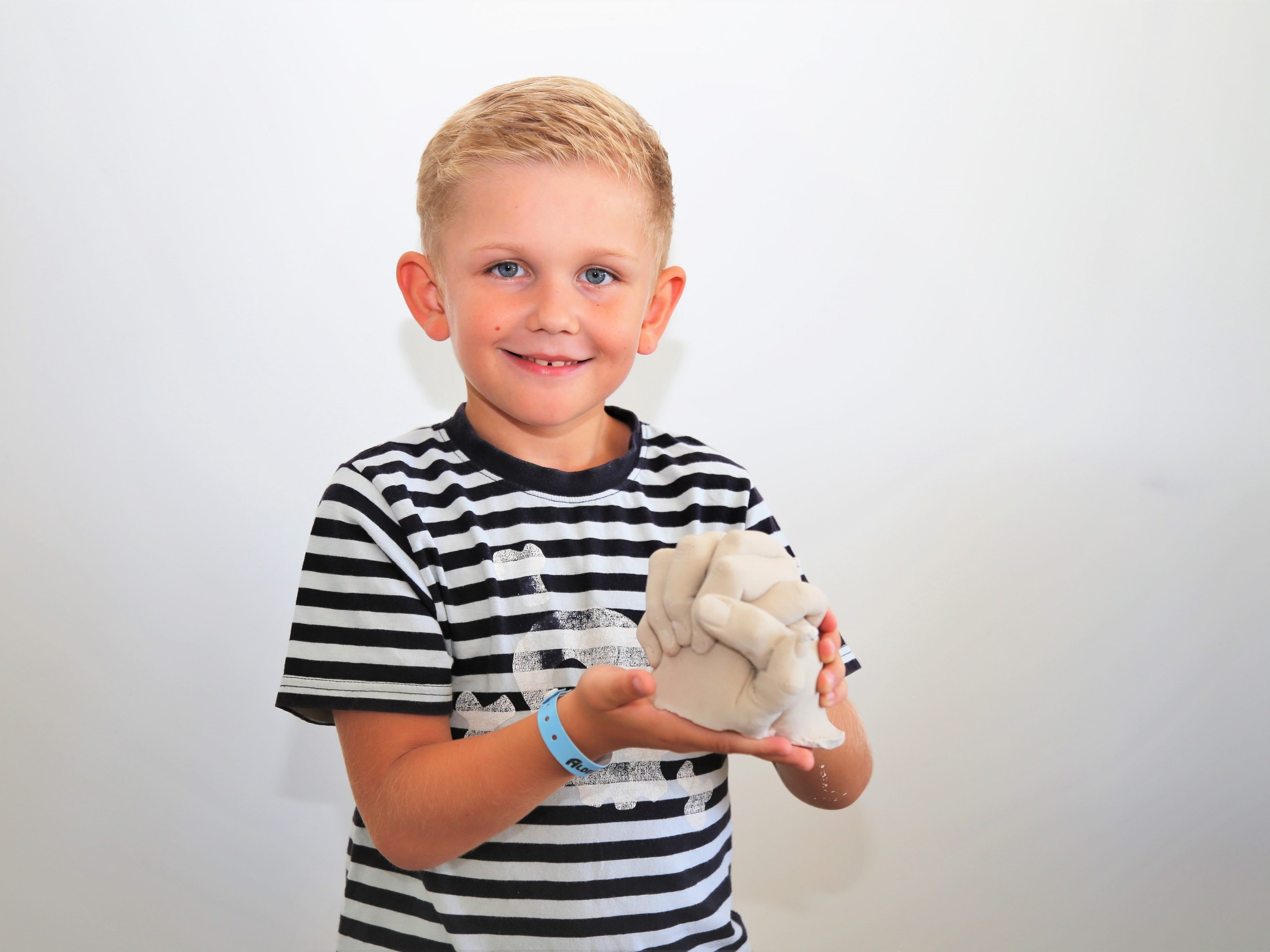 Gleich der erste Versuch ist geglückt. Eine romantische Skulptur zweier Hände ist entstanden.