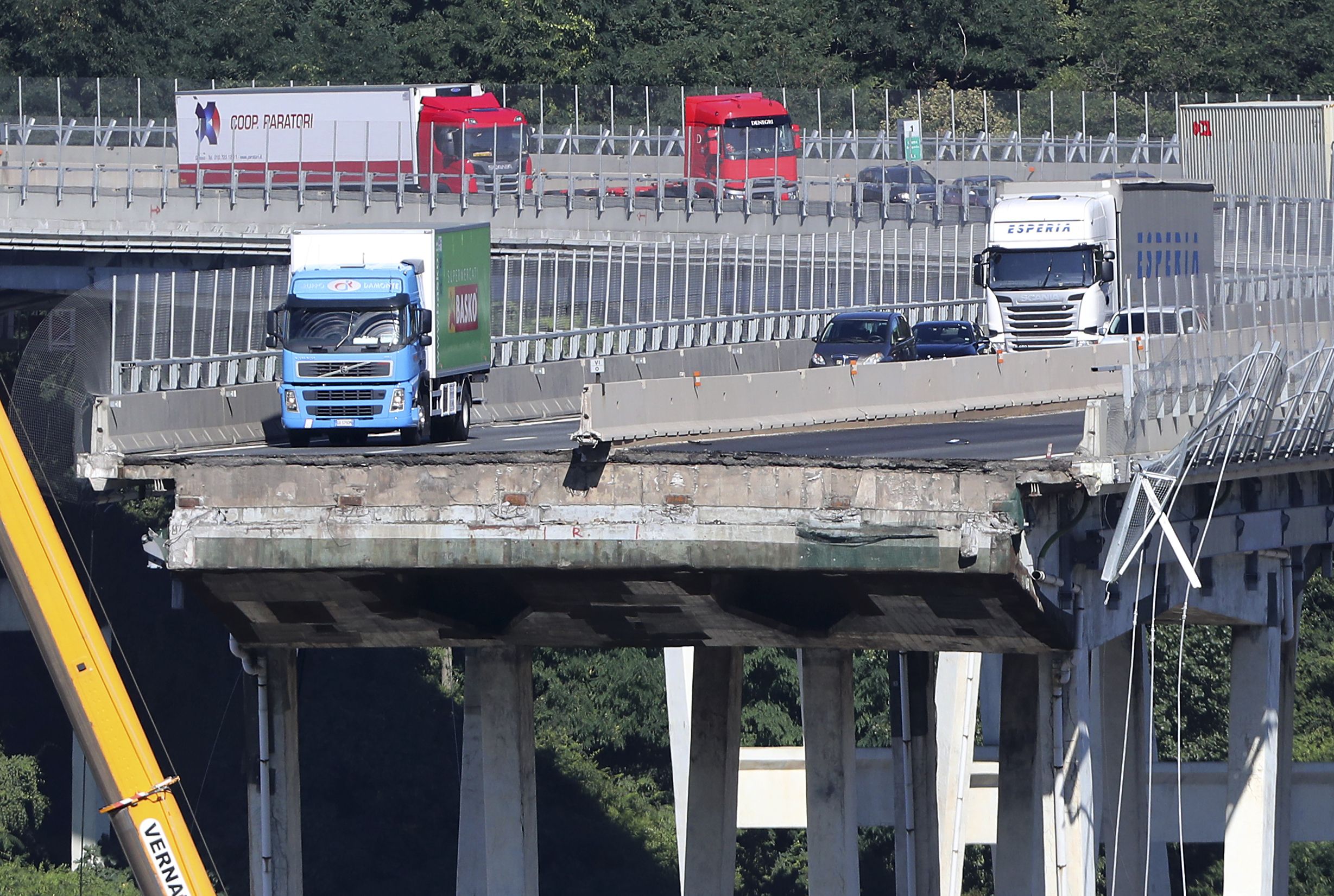 Der Lkw muss noch abgeschleppt werden.