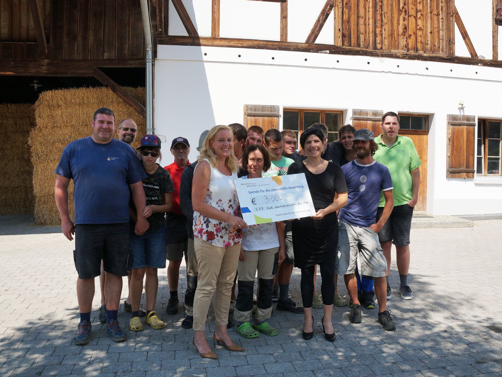 KAB Geschäftsführerin Klaudia Safarik (M.l.) überreichte Gülsevin Akyokuş (M.r.) und ihrem Team die Spende. KAB Geschäftsführerin Klaudia Safarik (M.l.) überreichte Gülsevin Akyokuş (M.r.) und ihrem Team die Spende.