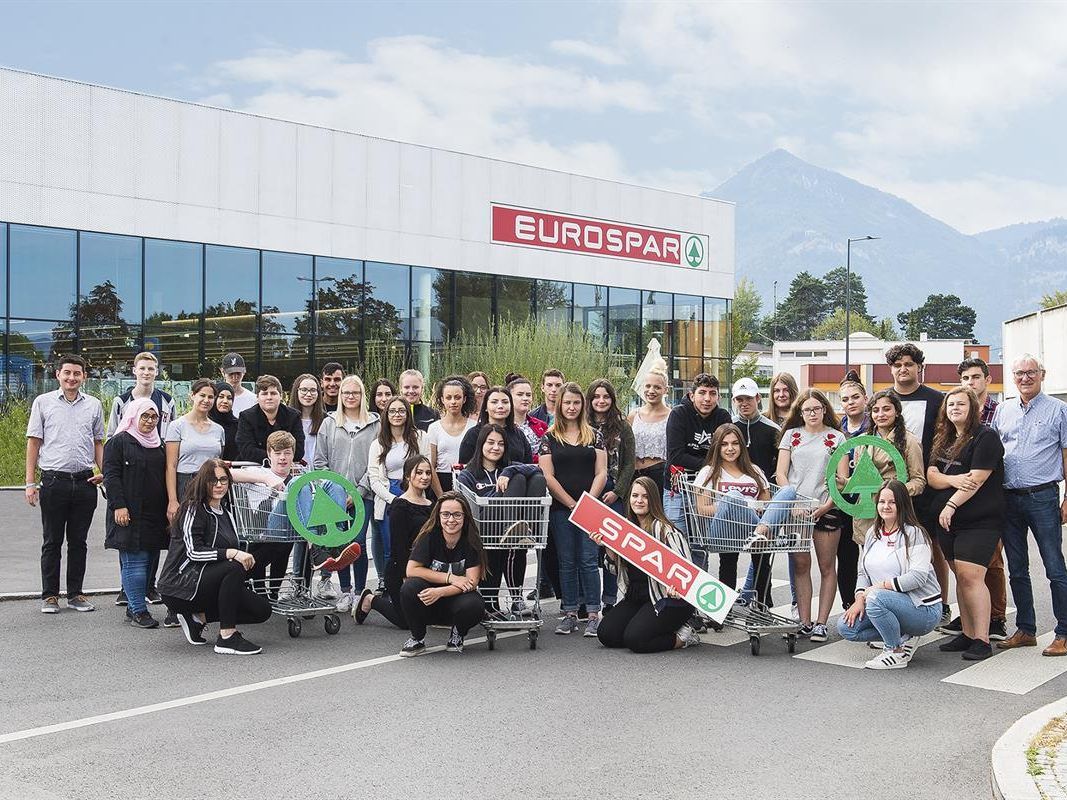 Rund 60 neue Lehrlinge besichtigten gleich am ersten Tag verschiedene SPAR-Märkte. Rund 60 neue Lehrlinge besichtigten gleich am ersten Tag verschiedene SPAR-Märkte.