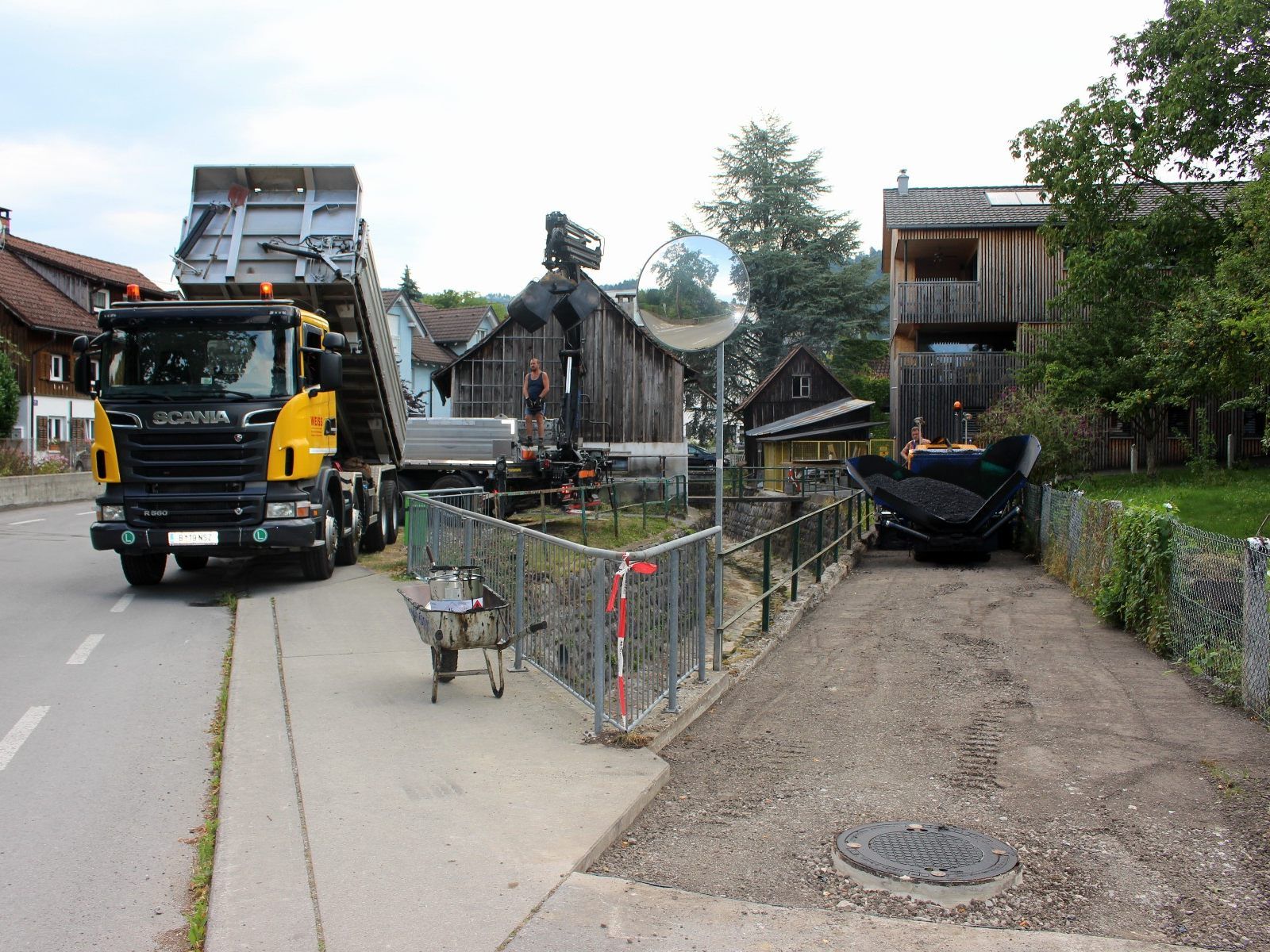 Die Schotterwegverbindung zwischen der Bahnhofstraße und der Blumenstraße wurde nun asphaltiert. Die Schotterwegverbindung zwischen der Bahnhofstraße und der Blumenstraße wurde nun asphaltiert.
