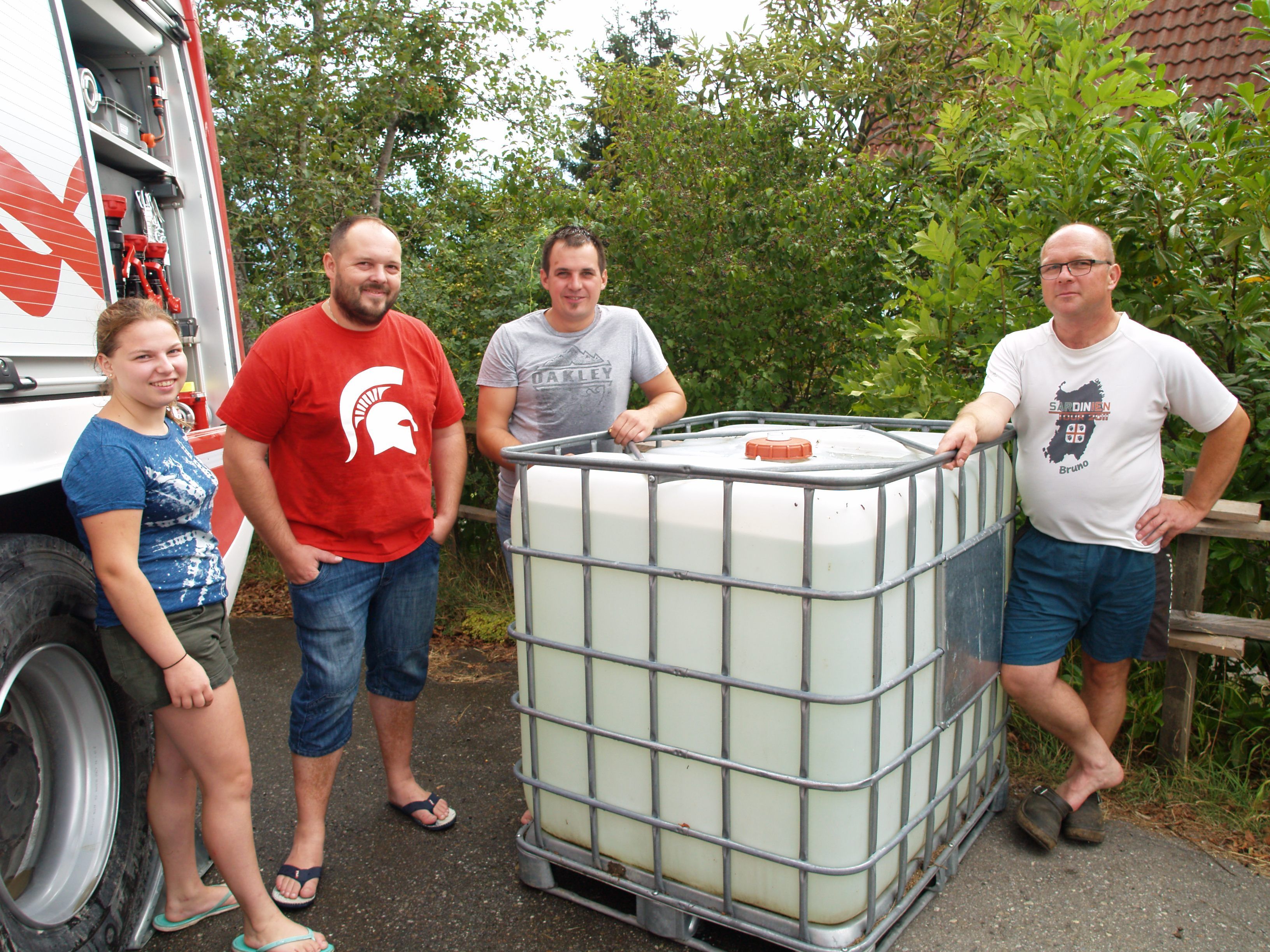 Die Feuerwehrler Zwischenwasser im Wasserversorgungseinsatz. Die Feuerwehrler Zwischenwasser im Wasserversorgungseinsatz.