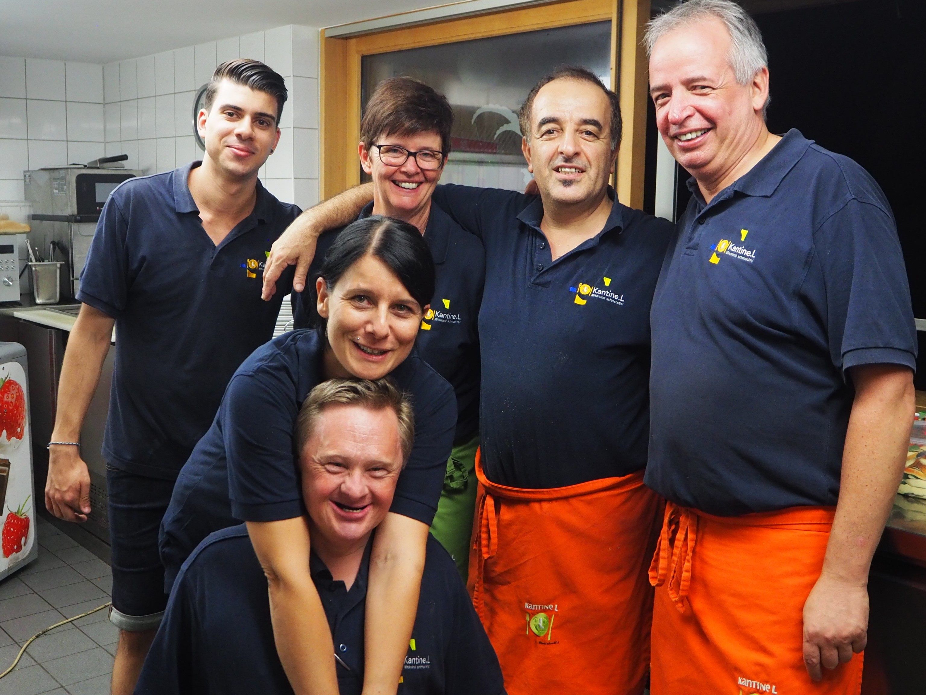 Edwin Salchenegger (rechts) und sein Wildparkkiosk Team Edwin Salchenegger (rechts) und sein Wildparkkiosk Team