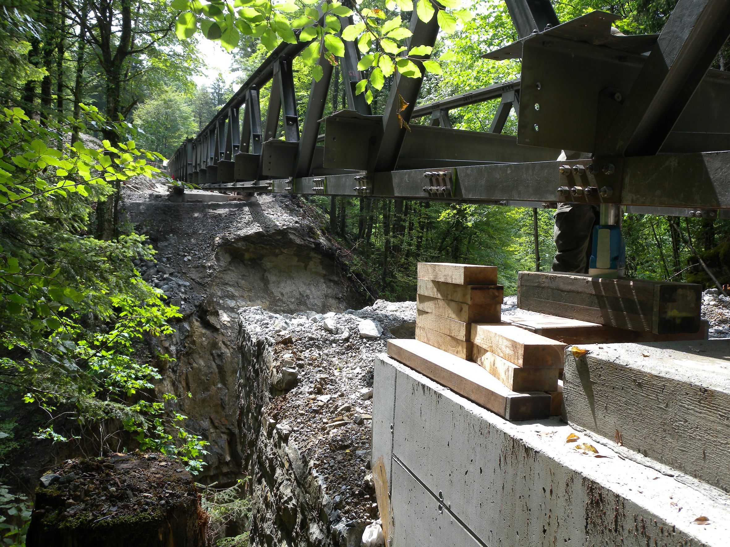 Mit der Sicherung des Brückenkopfs der Rappenlochbrücke beginnt die erste Etappe der Schluchtsanierung.