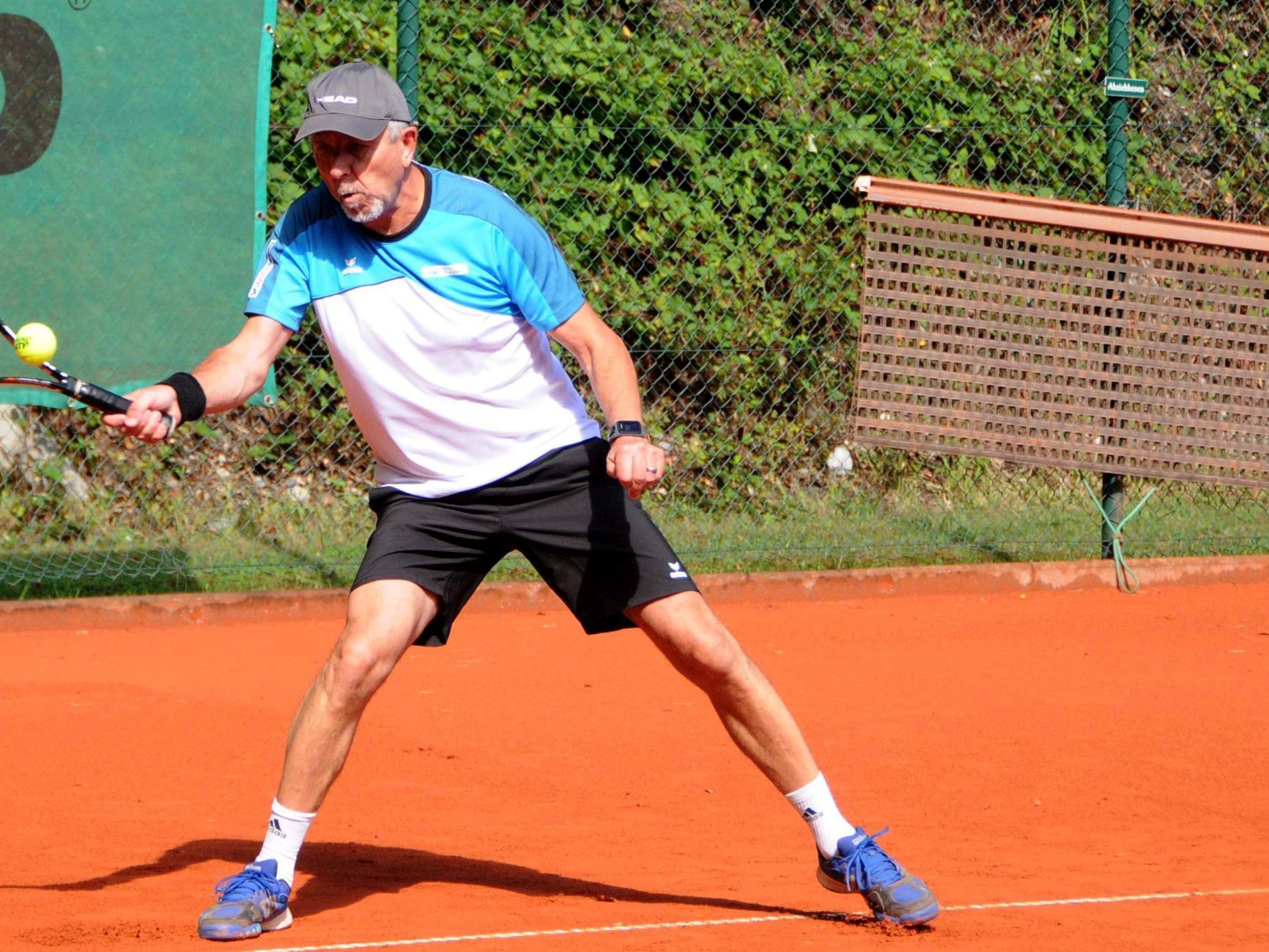 Nun duellieren sich die Senioren am Tennisplatz in Nofels-Tosters.