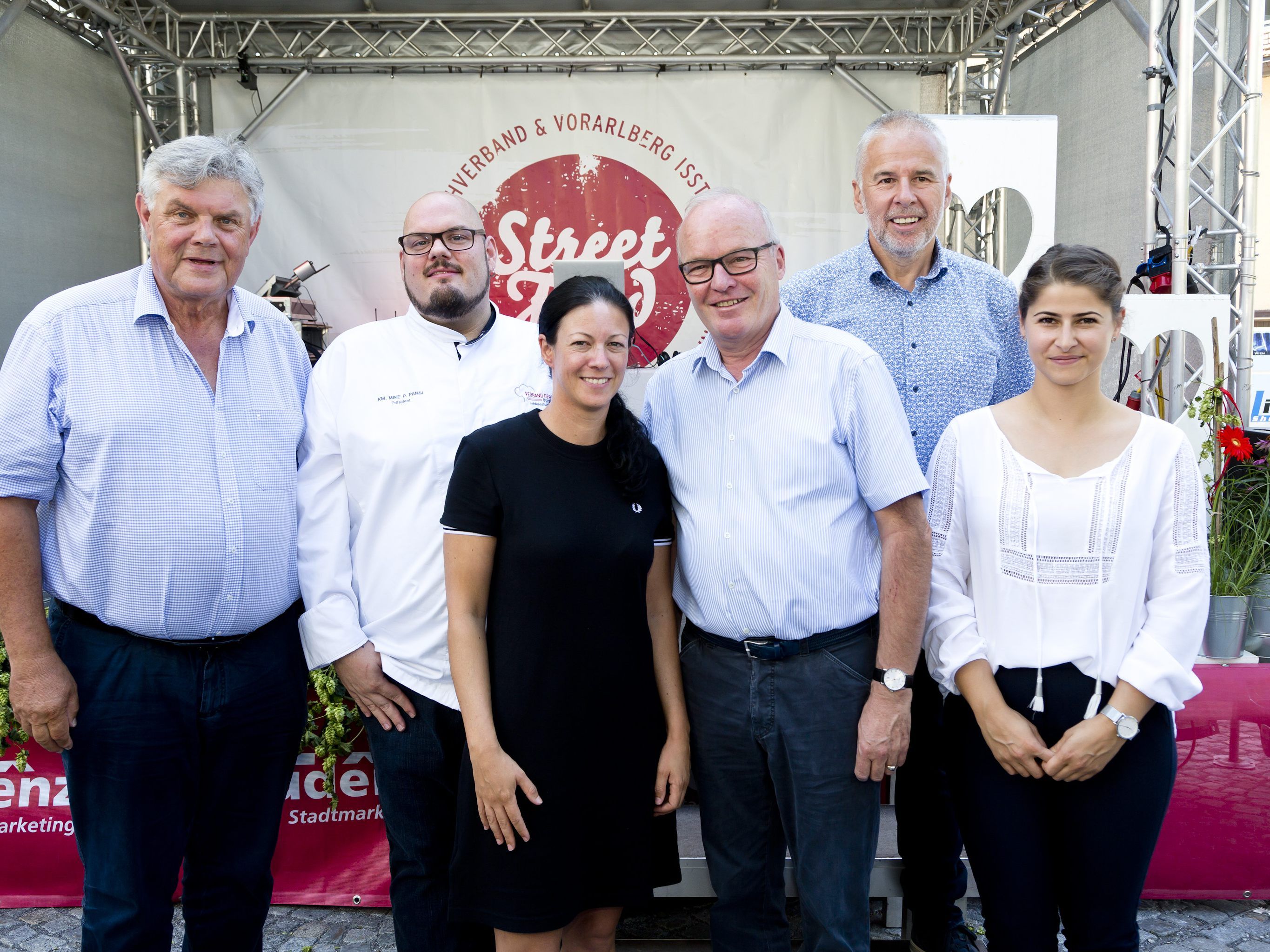 Bürgermeiter Mandi Katzenmayer, Mike P. Pansi, Nicole Okhowat-Lehner und Elmar Herburger, Thomas und Theresia Lampert. Bürgermeiter Mandi Katzenmayer, Mike P. Pansi, Nicole Okhowat-Lehner und Elmar Herburger, Thomas und Theresia Lampert.