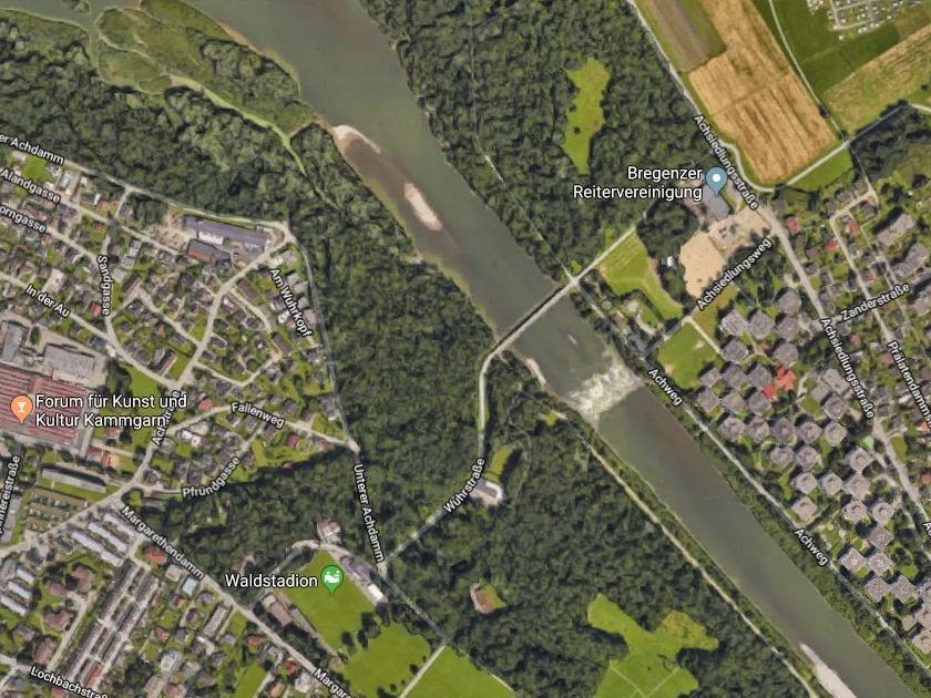 Die Jugendliche wurde unterhalb der Radbrücke auf Harder Seite attackiert. Die Jugendliche wurde unterhalb der Radbrücke auf Harder Seite attackiert.