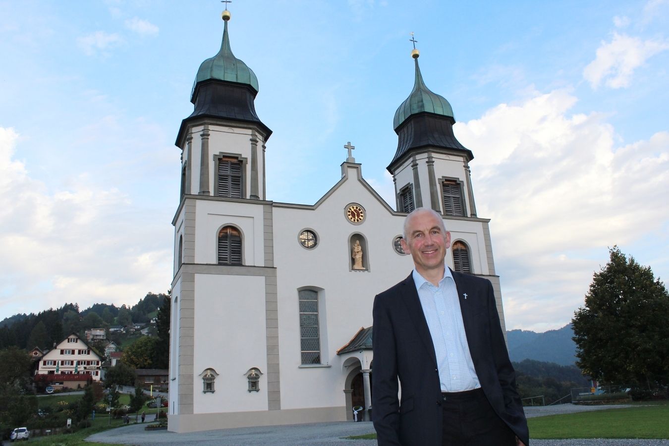 Pfarrer Paul Burtscher vor der Wallfahrtskirche Maria Bildstein Pfarrer Paul Burtscher vor der Wallfahrtskirche Maria Bildstein