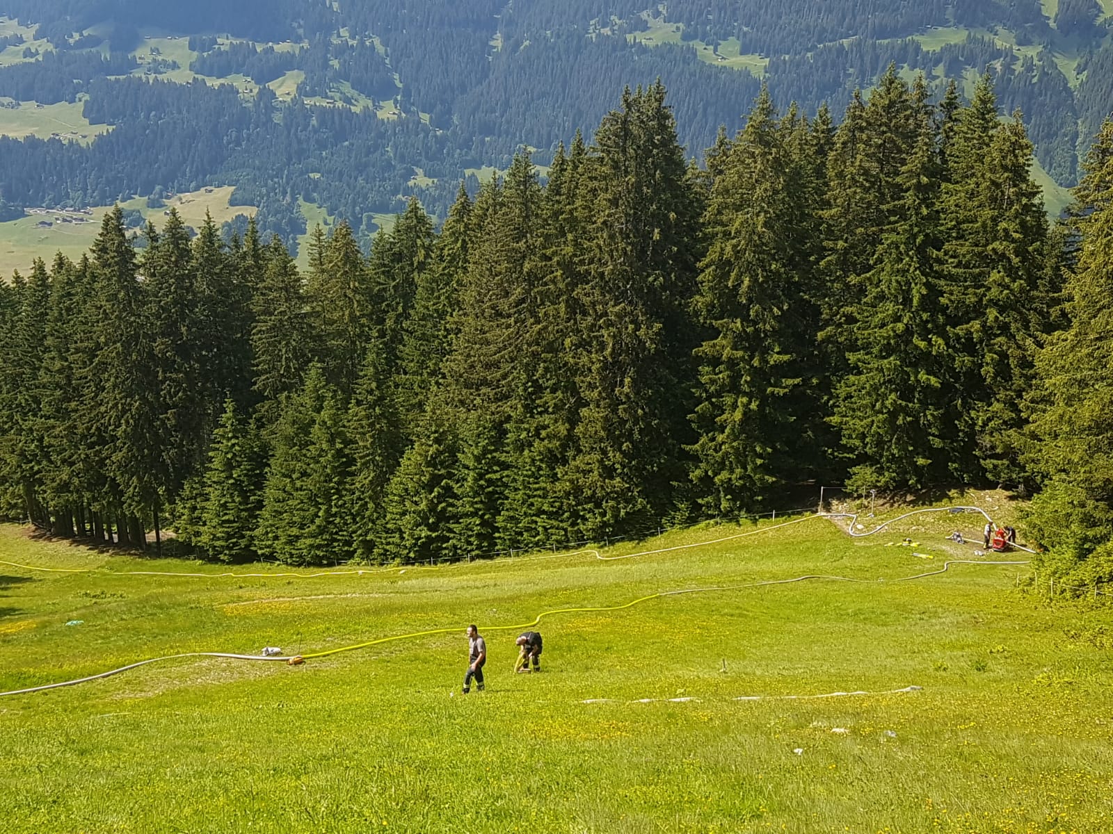 Waldbrandübung der Feuerwehr Schruns am Hochjoch – von der Beschneiungsanlage kann das Löschwasser entnommen werden. 