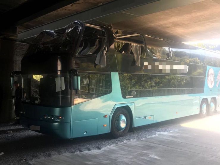 Der Busfahrer dürfte die Höhe der Brücke falsch abgeschätzt haben.