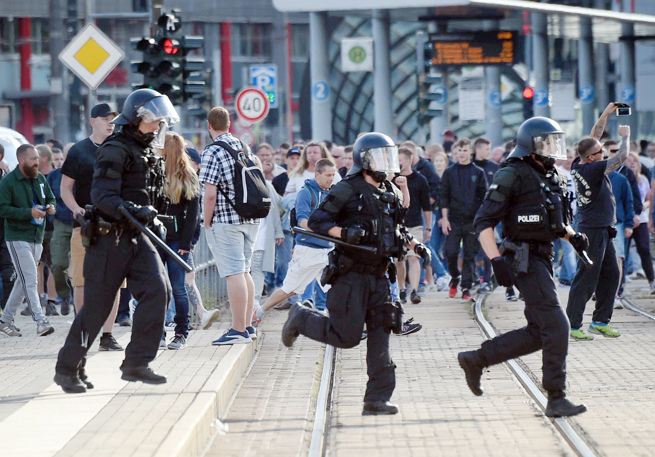 Polizei befürchtet neue Ausschreitungen Polizei befürchtet neue Ausschreitungen