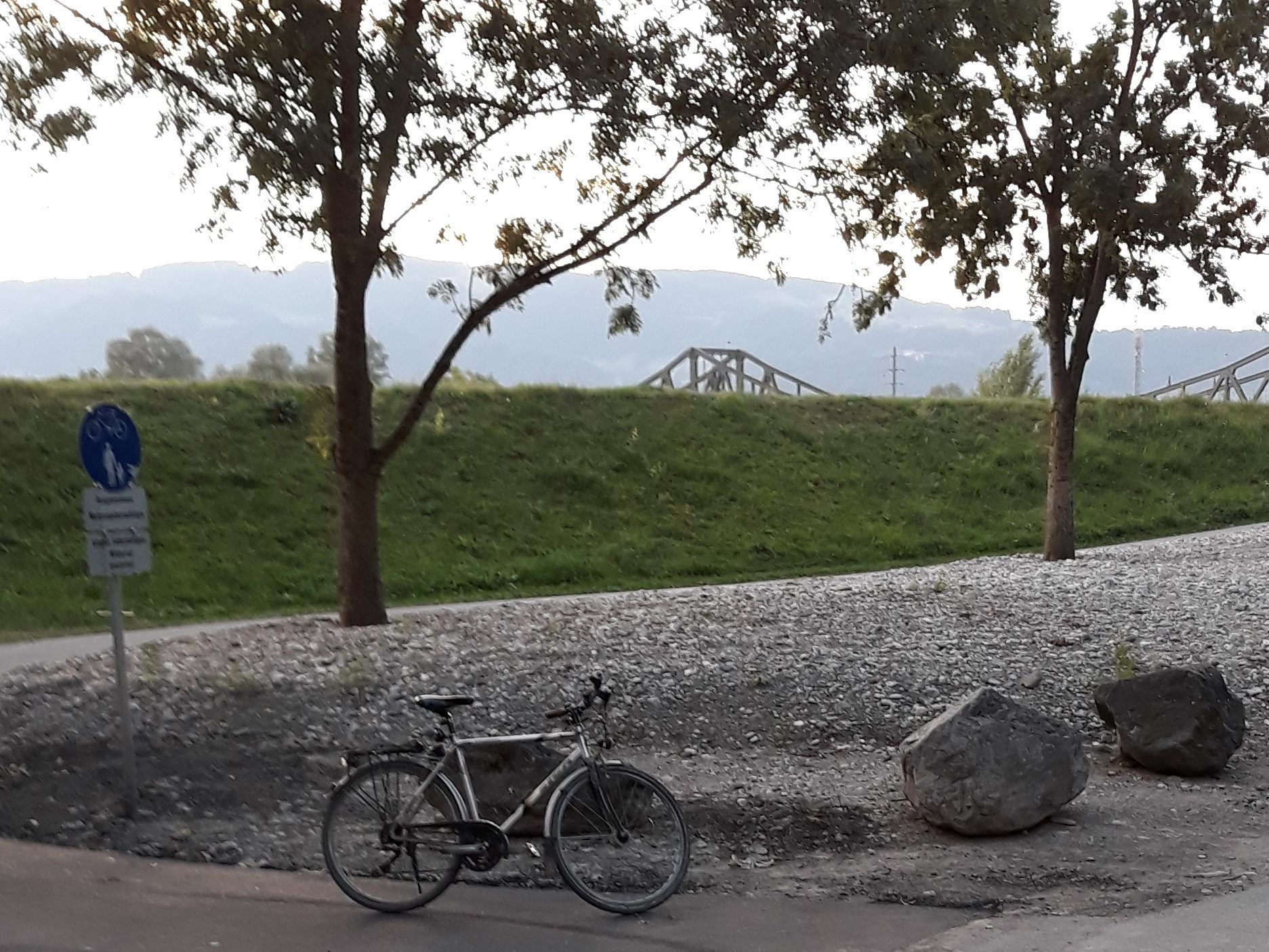 Der ehemalige Parkplatz wurde mit Rheinkies neu gestaltet. Der ehemalige Parkplatz wurde mit Rheinkies neu gestaltet.
