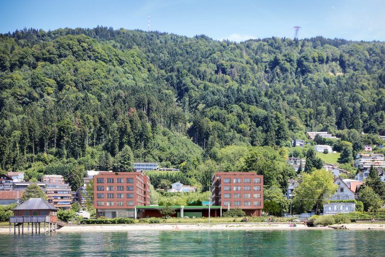 Die rote Klinker-Riemchenfassade der Wohnanlage „Seeblick“ wird künftig das Bodenseeufer am Pfänderhang bereichern. Die rote Klinker-Riemchenfassade der Wohnanlage „Seeblick“ wird künftig das Bodenseeufer am Pfänderhang bereichern.