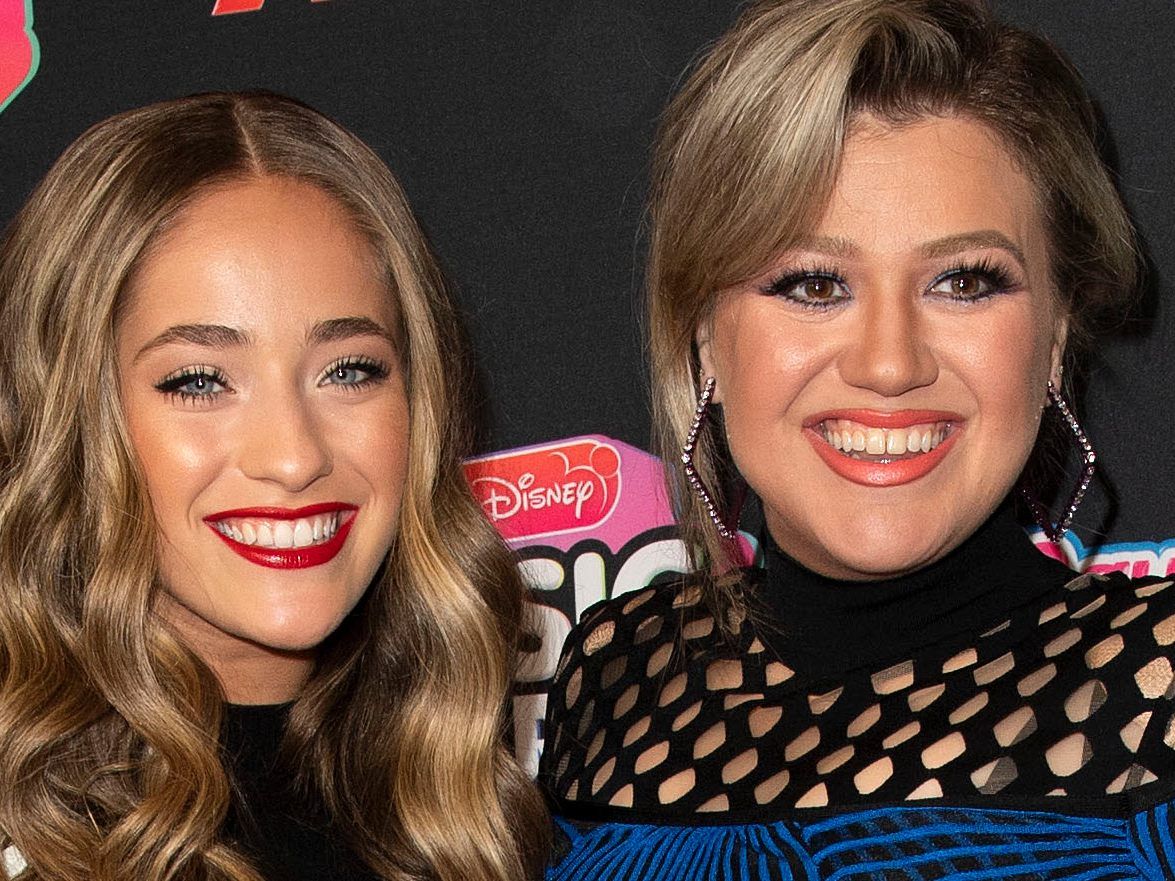 Brynn Cartelli (L) and Kelly Clarkson