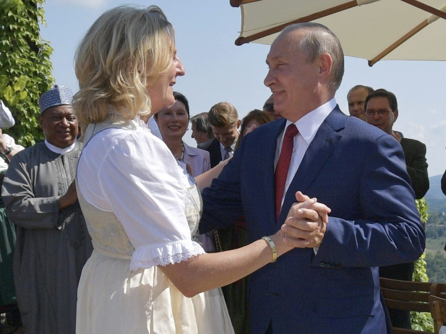 Viel Kritik an Putins Besuch bei Kneissls Hochzeit. Viel Kritik an Putins Besuch bei Kneissls Hochzeit.