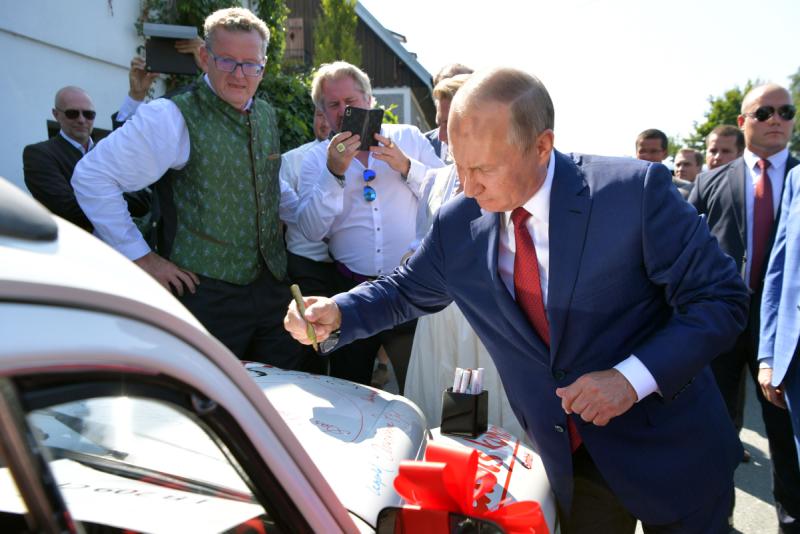 Auch Putin unterschrieb auf Auto