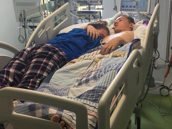 Die 15-Jährige verabschiedet sich von ihrem Freund.