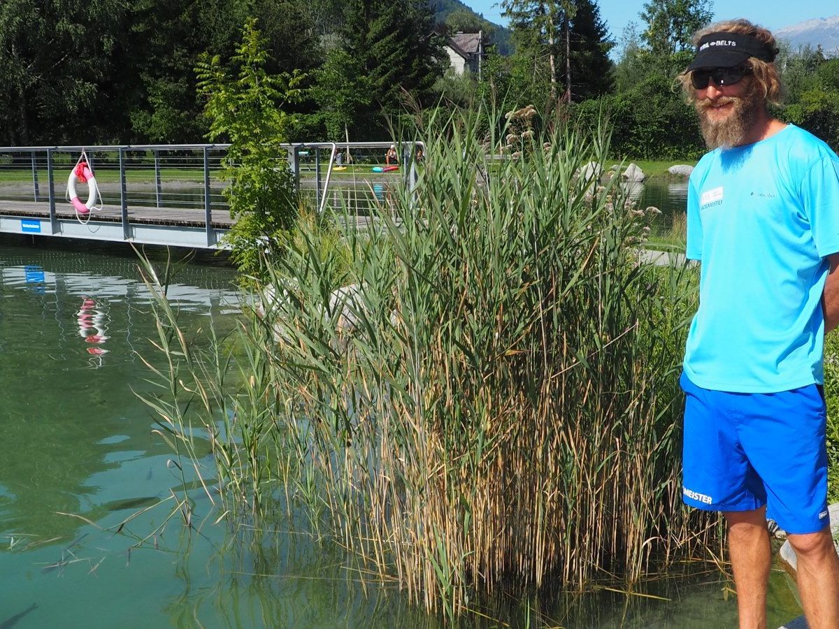 Bademeister Ulrich Loacker wacht über die Wasserqualität im Naturbad. Bademeister Ulrich Loacker wacht über die Wasserqualität im Naturbad.