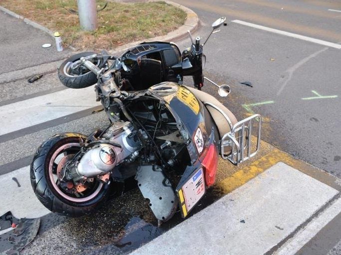 Am Moped entstand Totalschaden, der Fahrer wurde schwer verletzt.