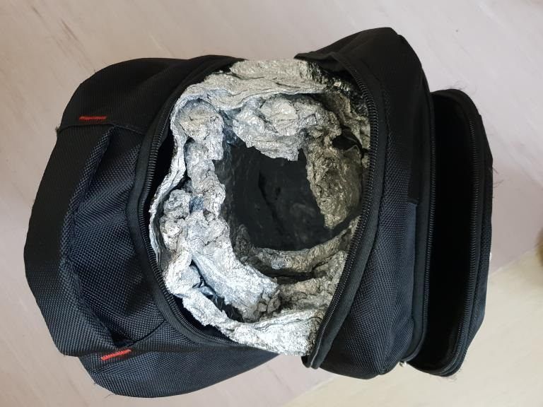 Der Dieb hatte diesen präparierten Rucksack bei sich.