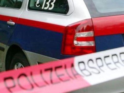 Ein Mann meldete den Leichenfund bei der Polizei.