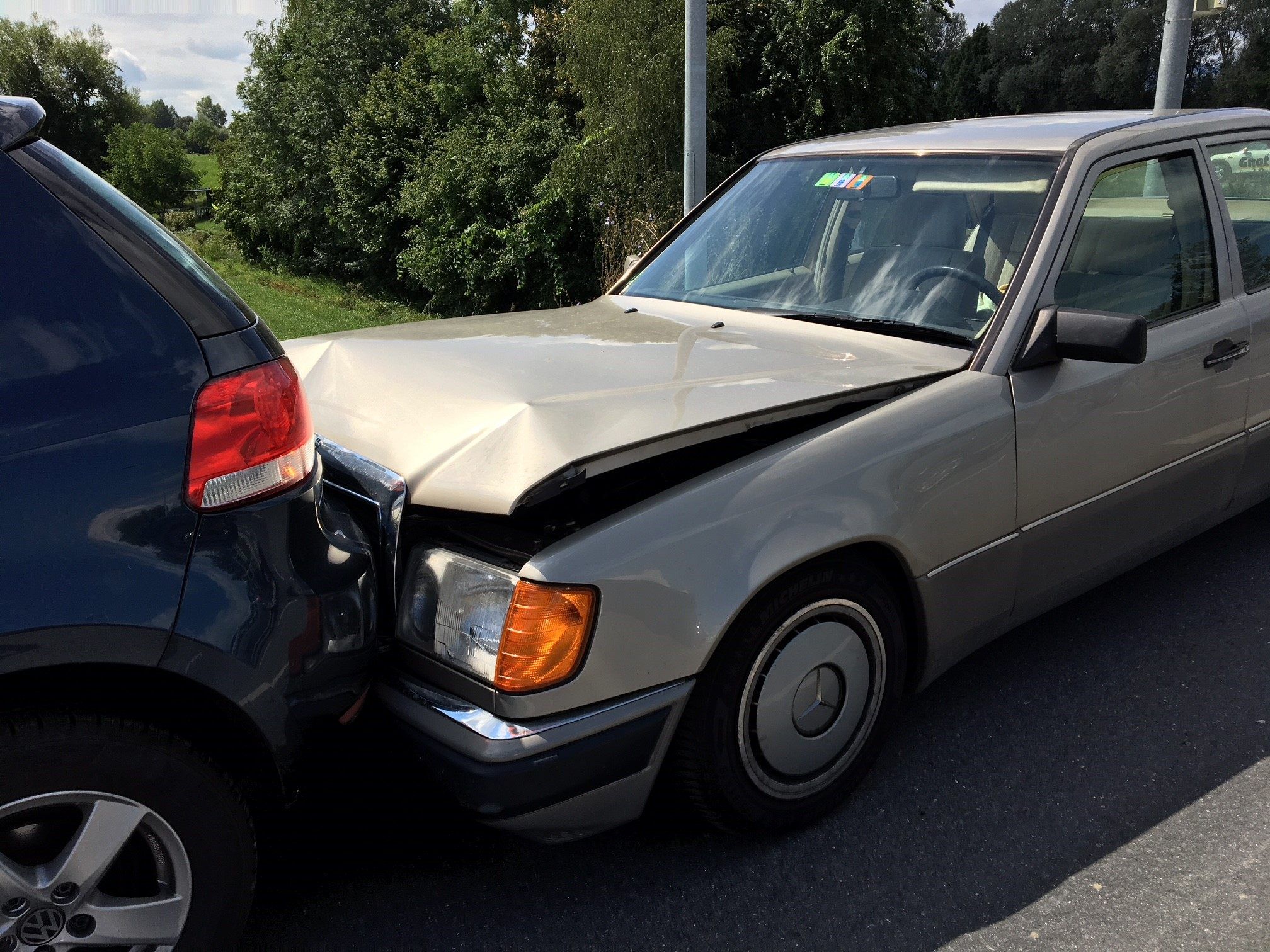 Ein Pkw-Lenker wurde bei dem Unfall leicht verletzt.