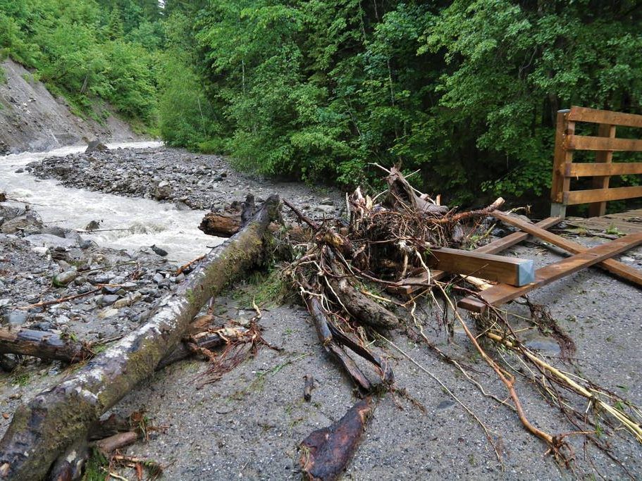 Nach heftigen Regenfällen im Juni 2018 werden jetzt BAchläufe in Sulzberg und Mittelberg saniert.