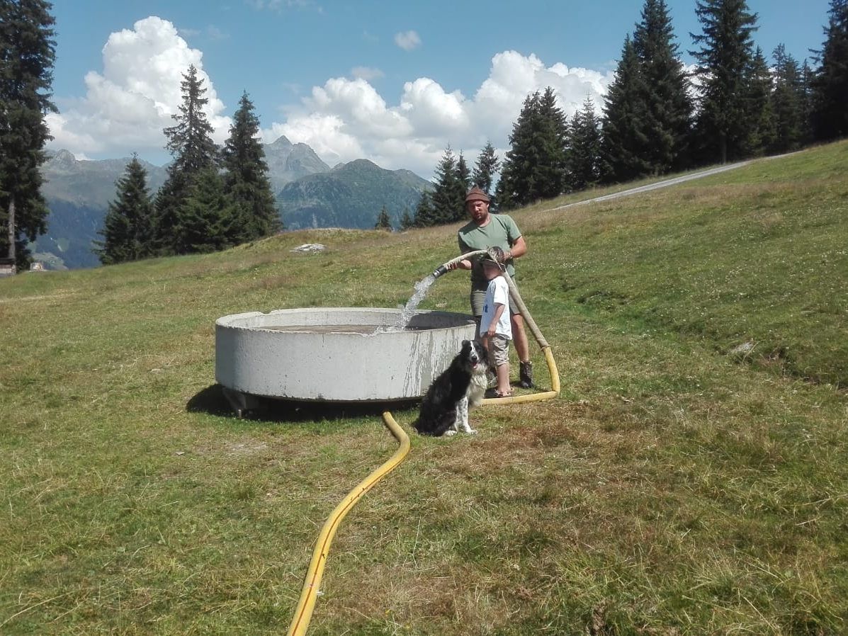 Bernd Riedlinger von der Rinderalpe Nova bei der Wasserentnahme von der Beschneiungsanlage der Silvretta Montafon.