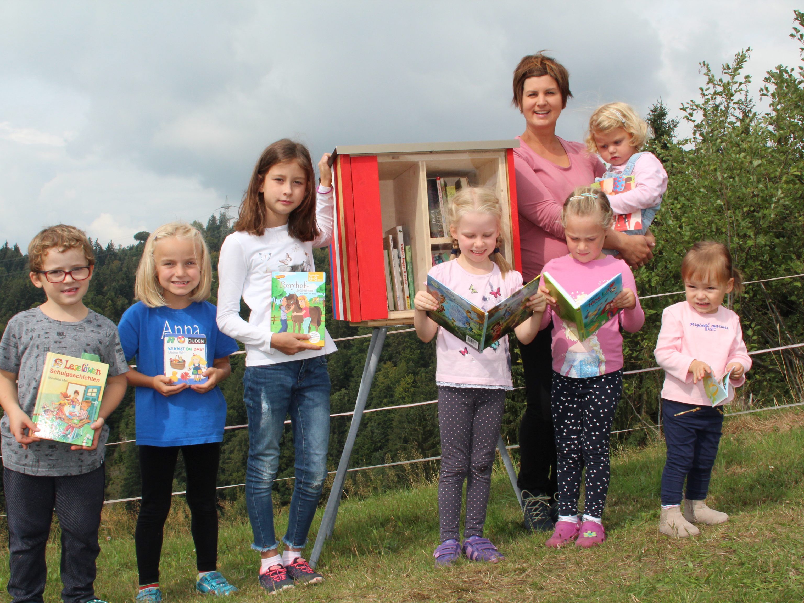 Monika Raid und einige teilnehmenden Kinder präsentieren die fertigen Bücherkästen. Monika Raid und einige teilnehmenden Kinder präsentieren die fertigen Bücherkästen.