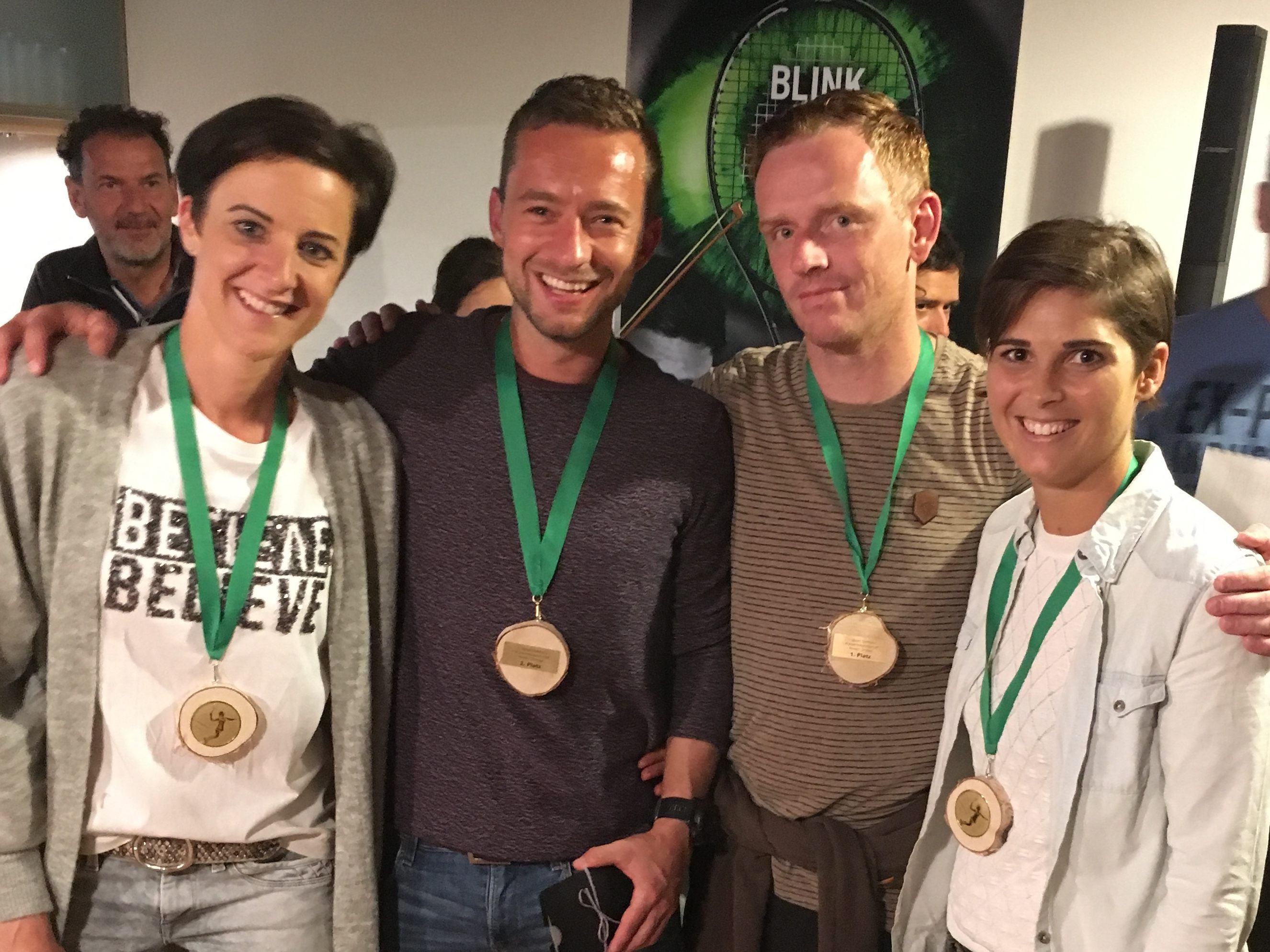 Die Mixed-Finalisten mit Zweifachmeister Christoph Birnbaumer (2.v.r.). Die Mixed-Finalisten mit Zweifachmeister Christoph Birnbaumer (2.v.r.).