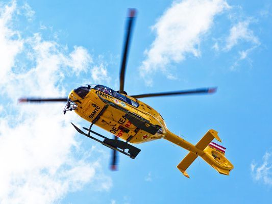 Die Lenkerin eines Fahrzeugs musste mit dem Rettungshubschrauber ins Wiener AKH gebracht werden.